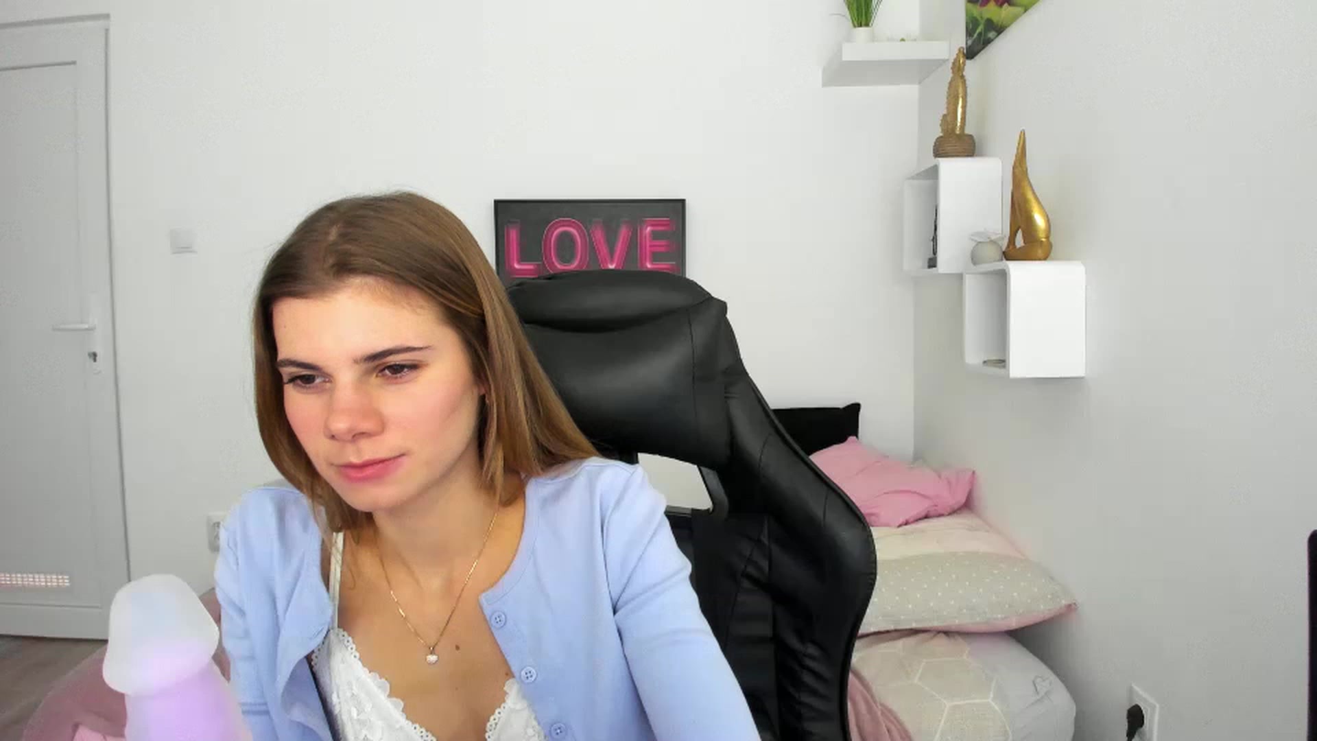 Gallery image thumbnail from RileyReid_18's myfreecams stream on, 12/07/2022, 17:38 image 17 of 20