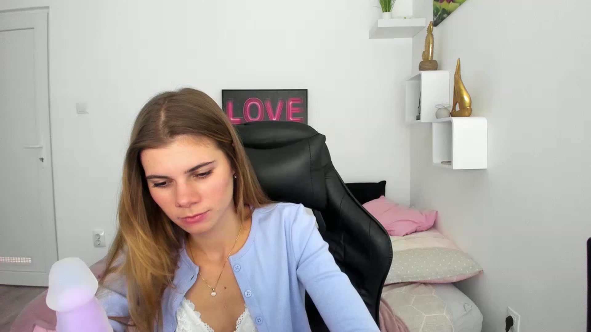 Gallery image thumbnail from RileyReid_18's myfreecams stream on, 12/07/2022, 17:38 image 16 of 20
