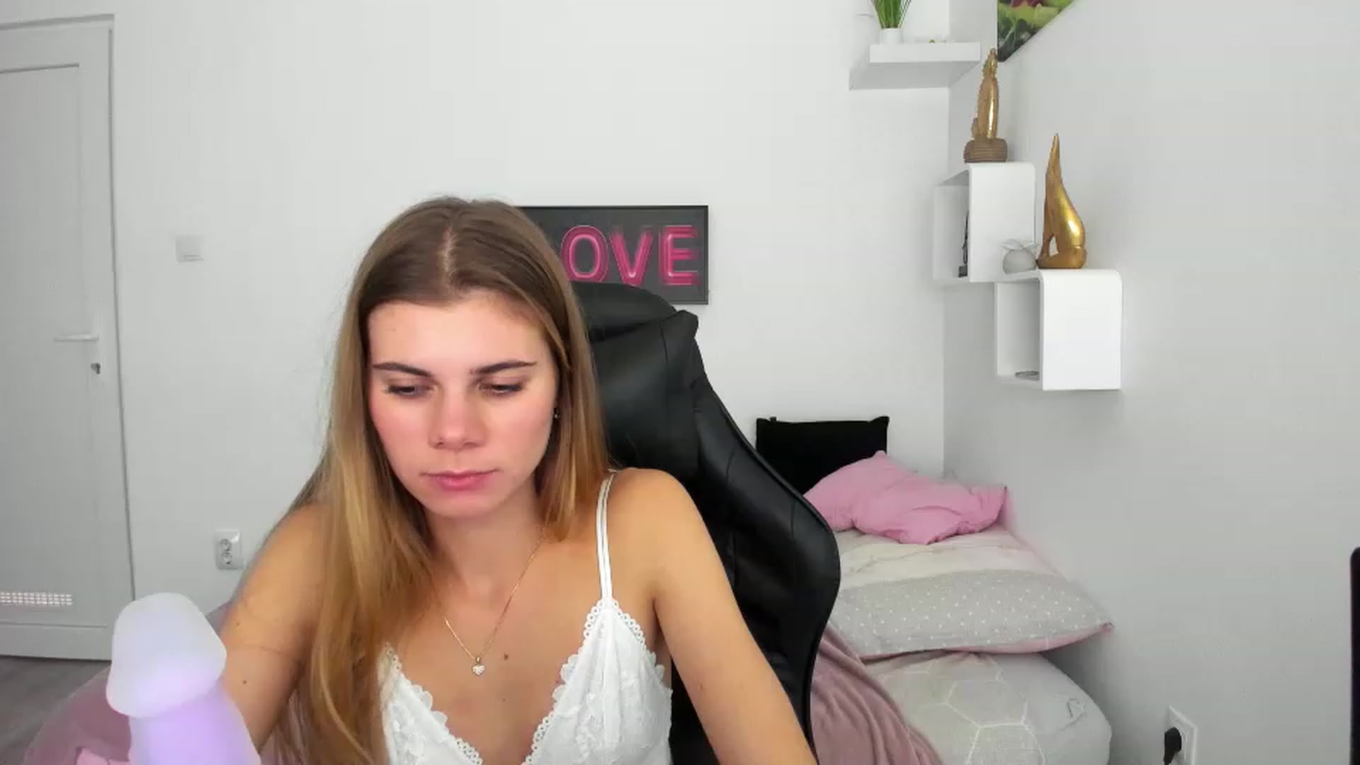 Gallery image thumbnail from RileyReid_18's myfreecams stream on, 12/07/2022, 17:55 image 20 of 20