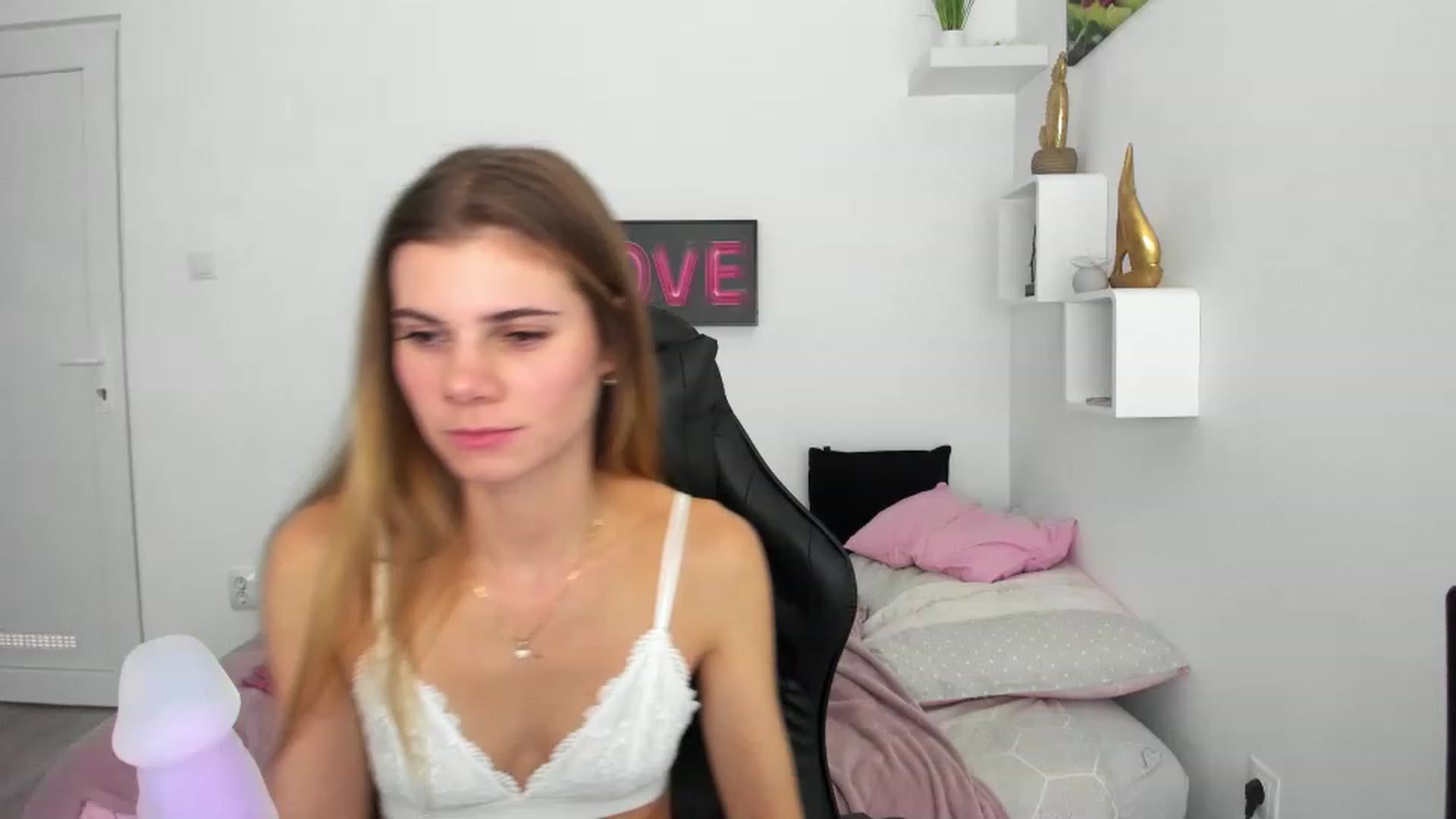 Gallery image thumbnail from RileyReid_18's myfreecams stream on, 12/07/2022, 17:55 image 16 of 20
