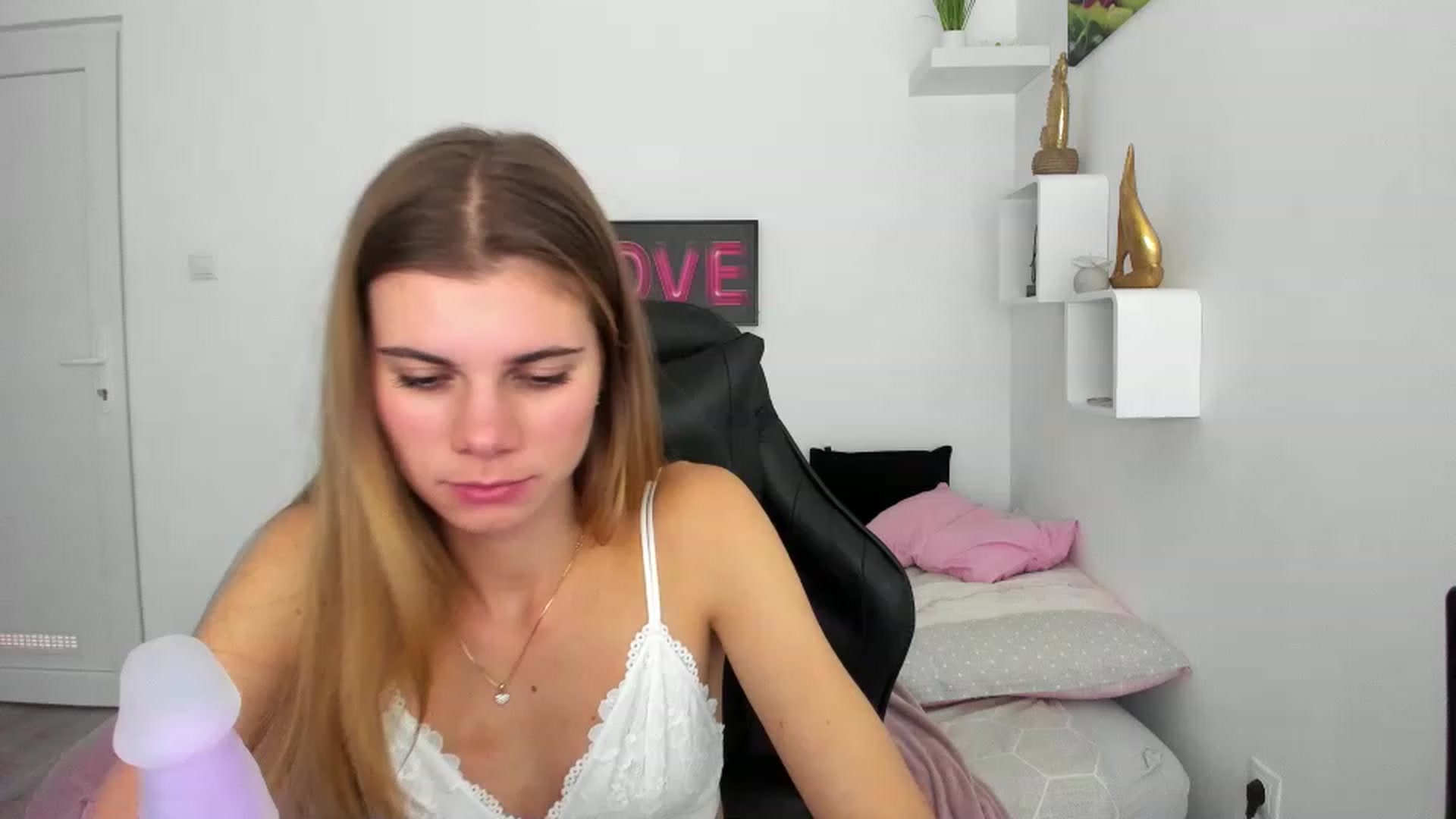 Gallery image thumbnail from RileyReid_18's myfreecams stream on, 12/07/2022, 17:55 image 19 of 20