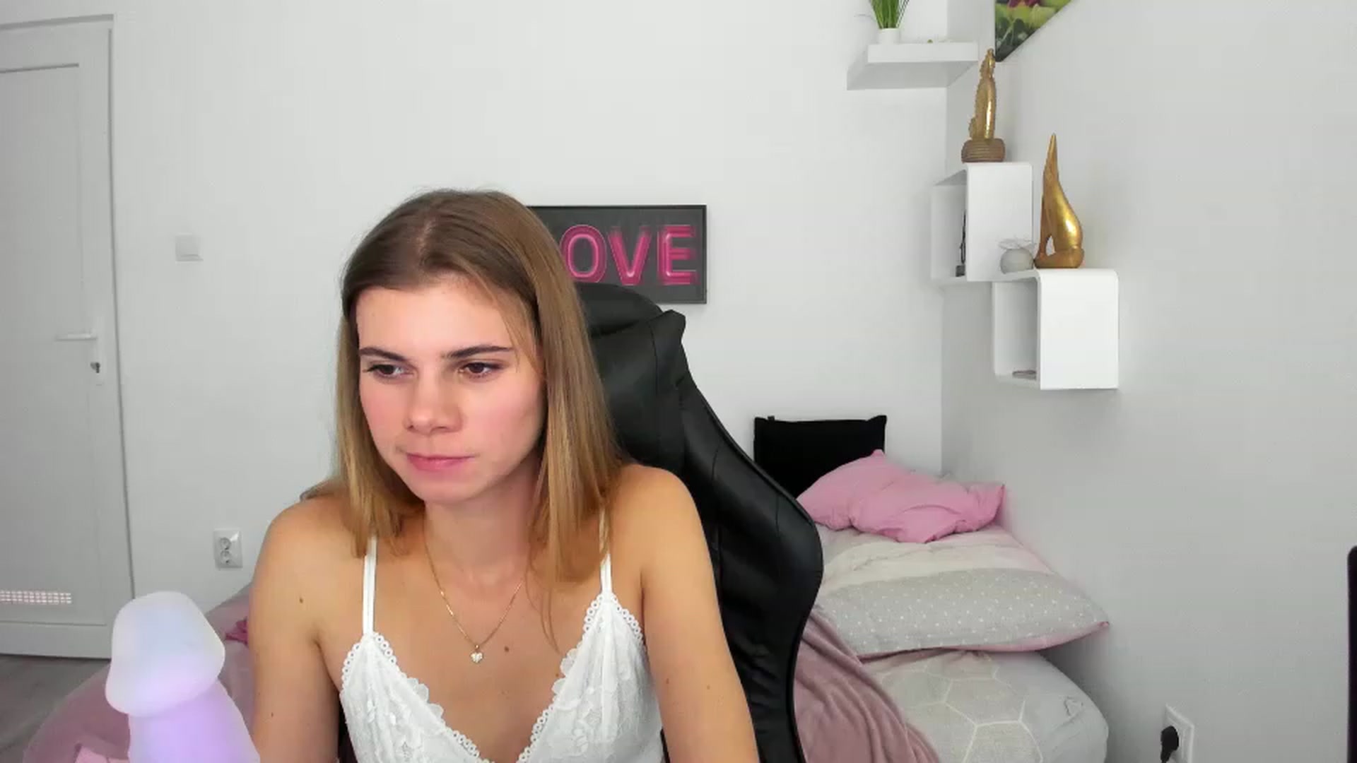Gallery image thumbnail from RileyReid_18's myfreecams stream on, 12/07/2022, 18:21 image 5 of 20