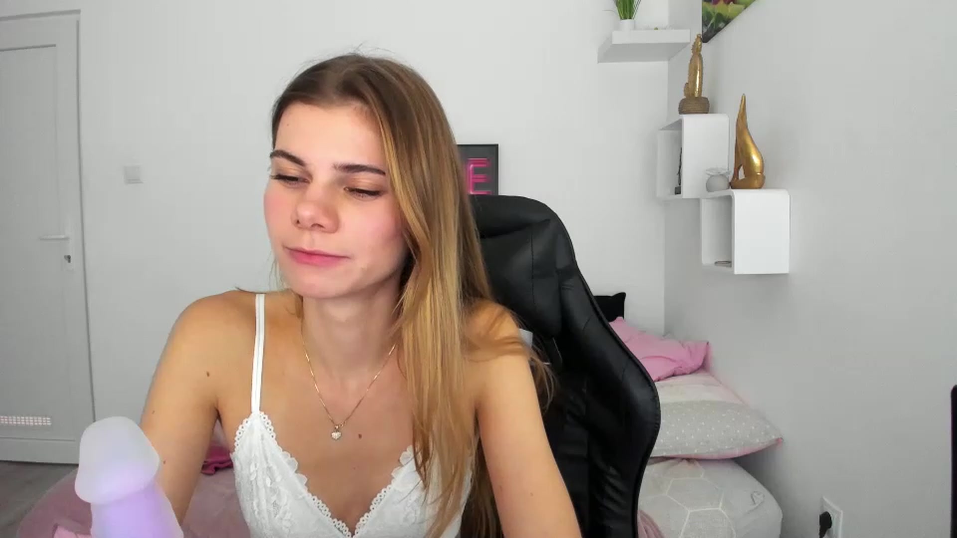 Gallery image thumbnail from RileyReid_18's myfreecams stream on, 12/07/2022, 18:21 image 19 of 20