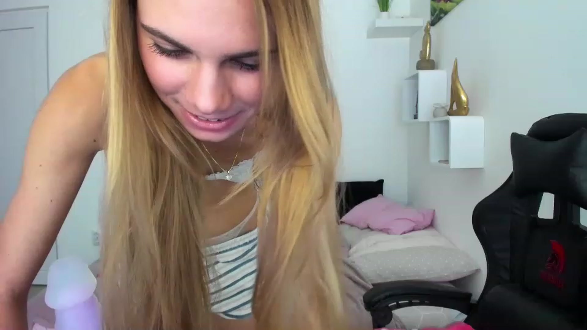 Gallery image thumbnail from RileyReid_18's myfreecams stream on, 12/07/2022, 18:21 image 8 of 20