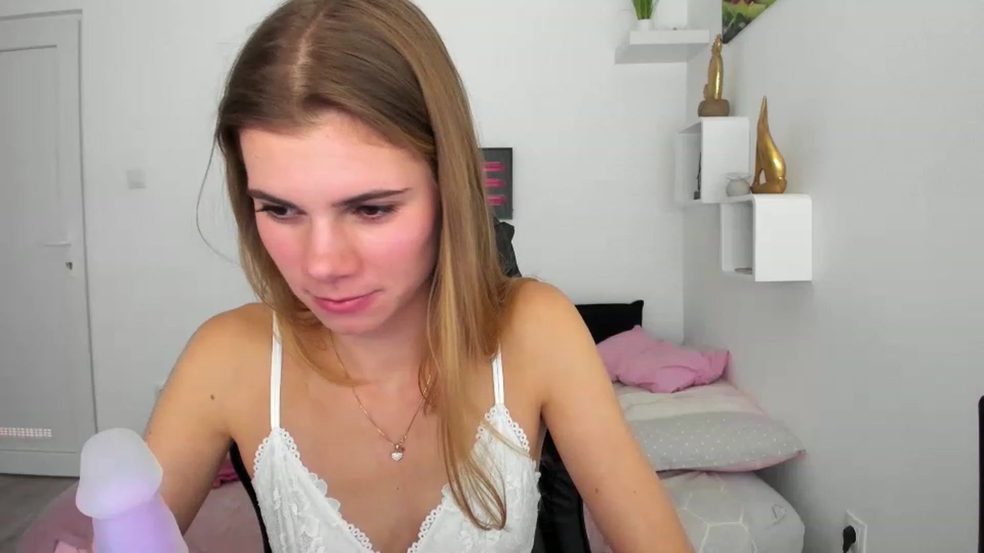 Gallery image thumbnail from RileyReid_18's myfreecams stream on, 12/07/2022, 18:21 image 13 of 20