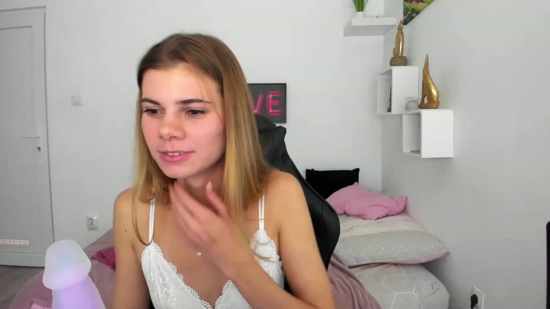 Gallery image thumbnail from RileyReid_18's myfreecams stream on, 12/07/2022, 18:21 image 7 of 20