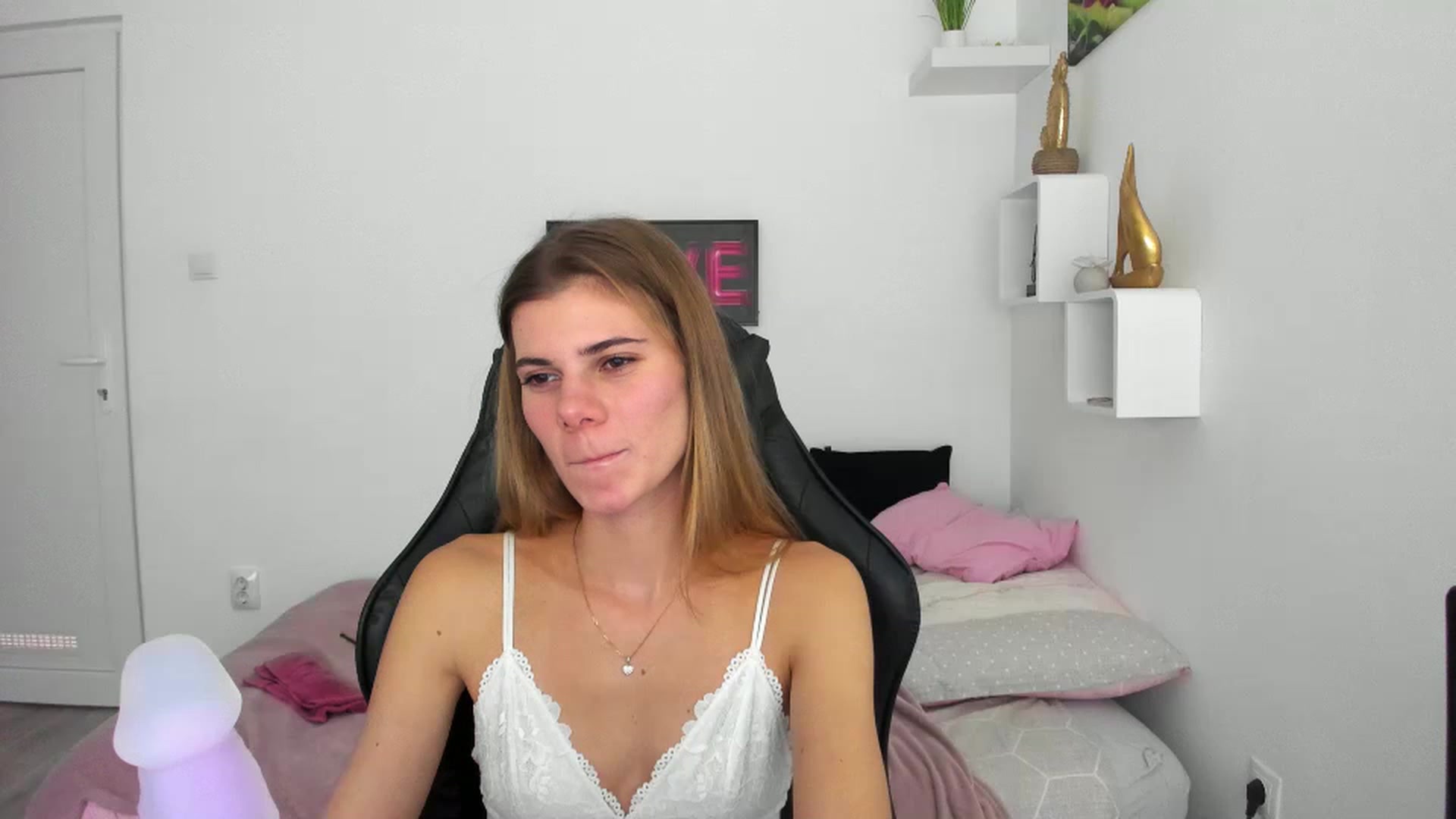 Gallery image thumbnail from RileyReid_18's myfreecams stream on, 12/07/2022, 18:21 image 1 of 20
