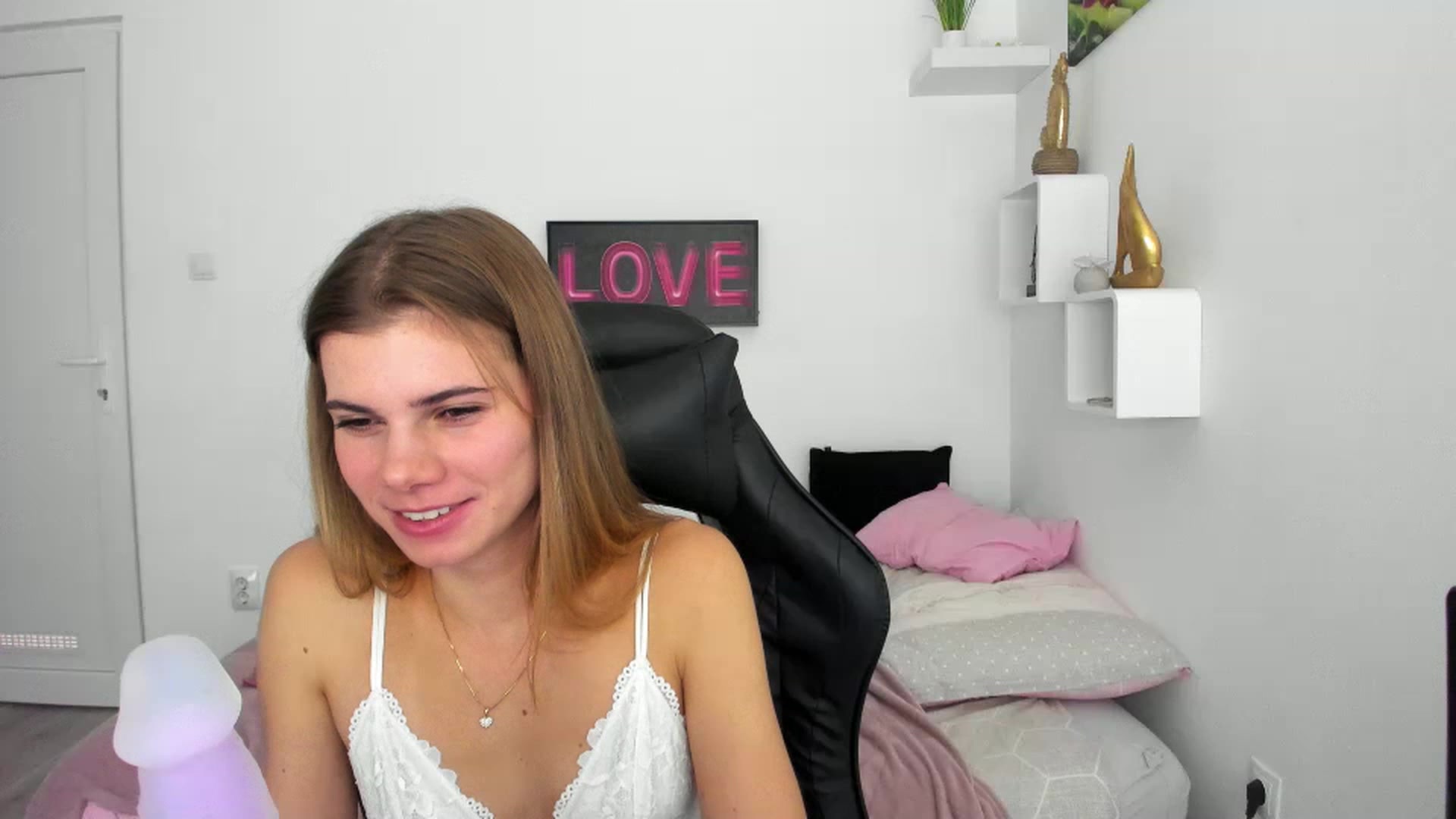 Gallery image thumbnail from RileyReid_18's myfreecams stream on, 12/07/2022, 18:21 image 4 of 20