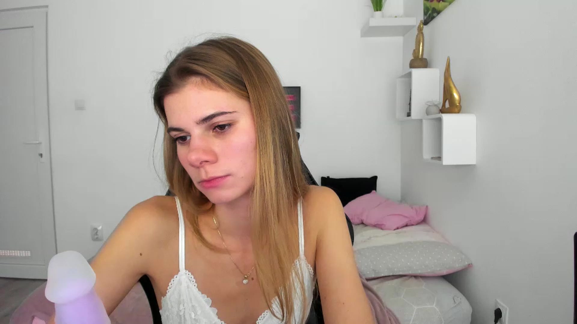 Gallery image thumbnail from RileyReid_18's myfreecams stream on, 12/07/2022, 18:21 image 14 of 20