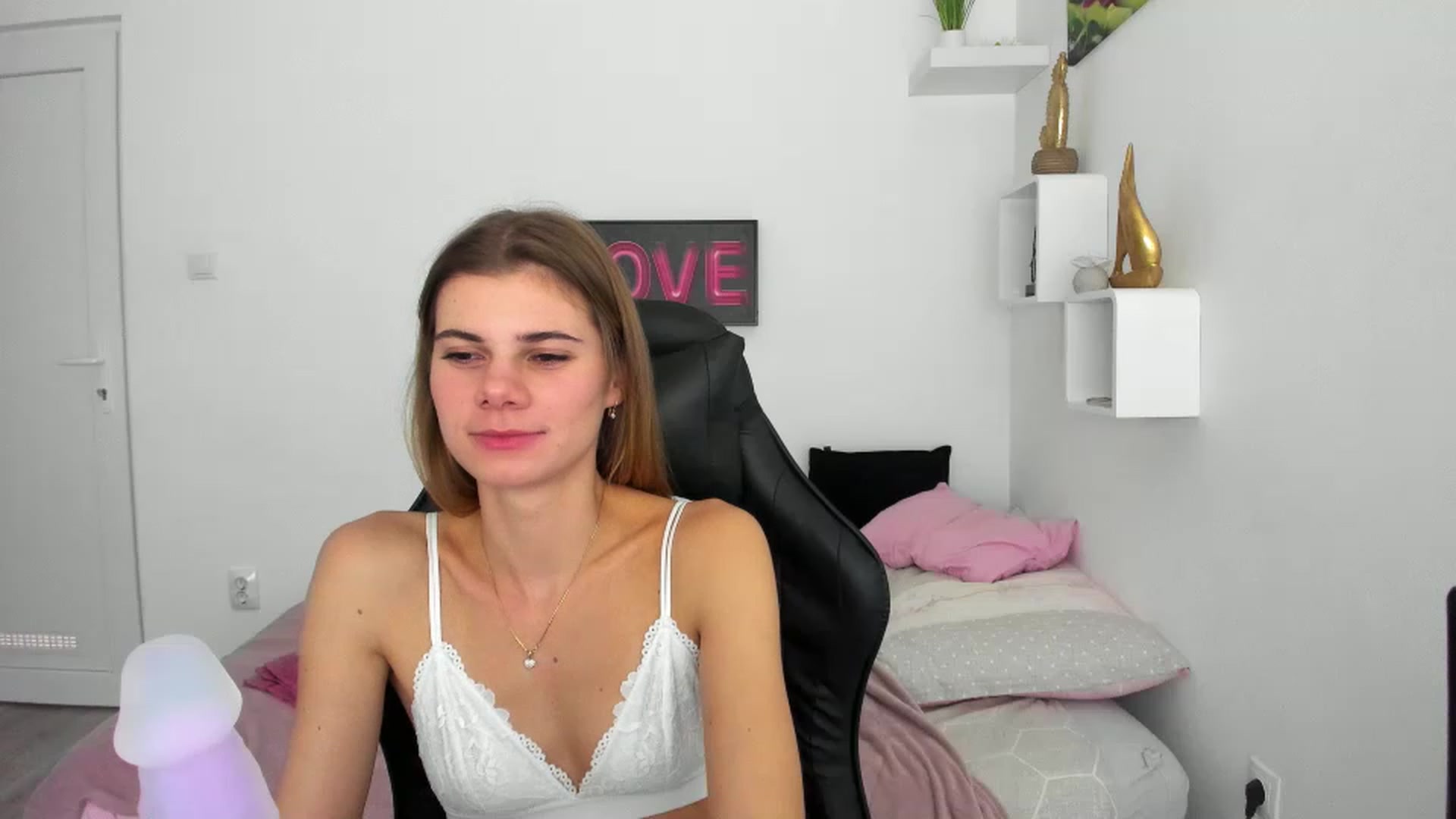 Gallery image thumbnail from RileyReid_18's myfreecams stream on, 12/07/2022, 18:37 image 12 of 20