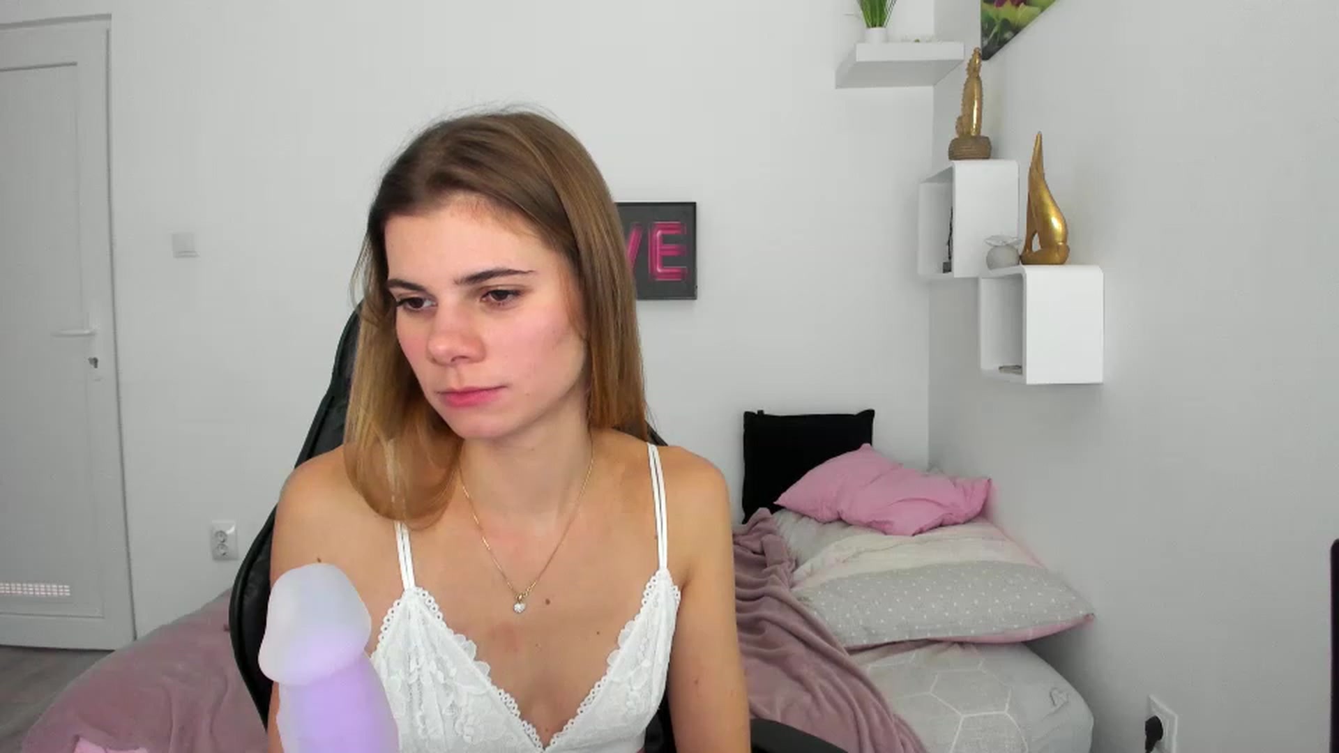 Gallery image thumbnail from RileyReid_18's myfreecams stream on, 12/07/2022, 18:37 image 16 of 20