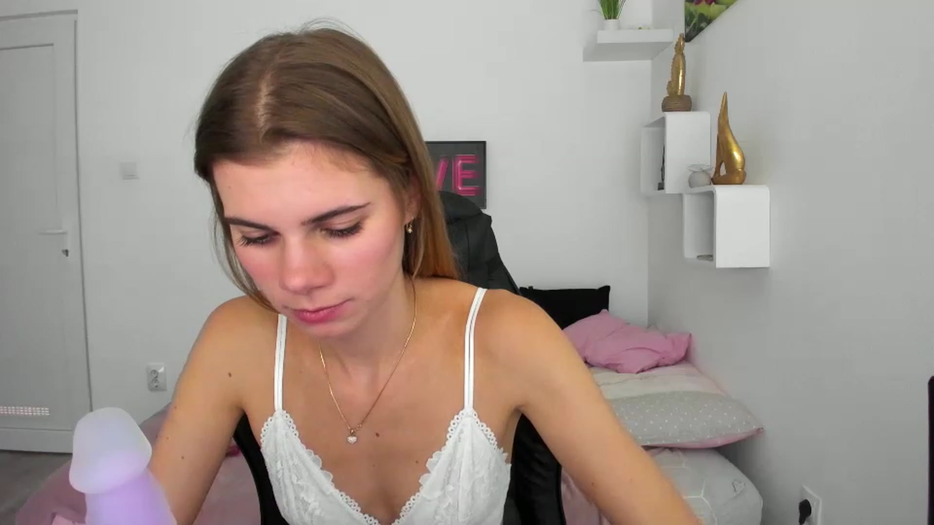 Gallery image thumbnail from RileyReid_18's myfreecams stream on, 12/07/2022, 18:37 image 10 of 20