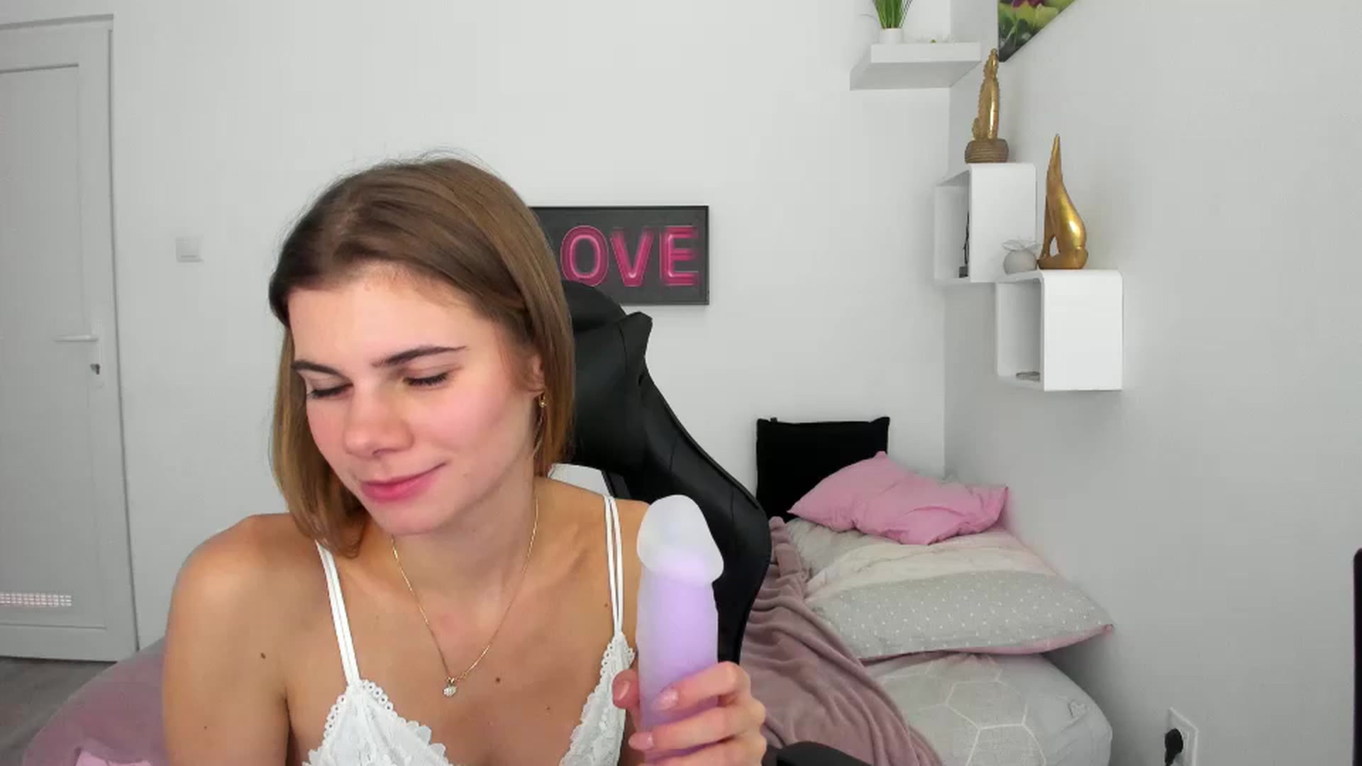 Gallery image thumbnail from RileyReid_18's myfreecams stream on, 12/07/2022, 18:37 image 13 of 20