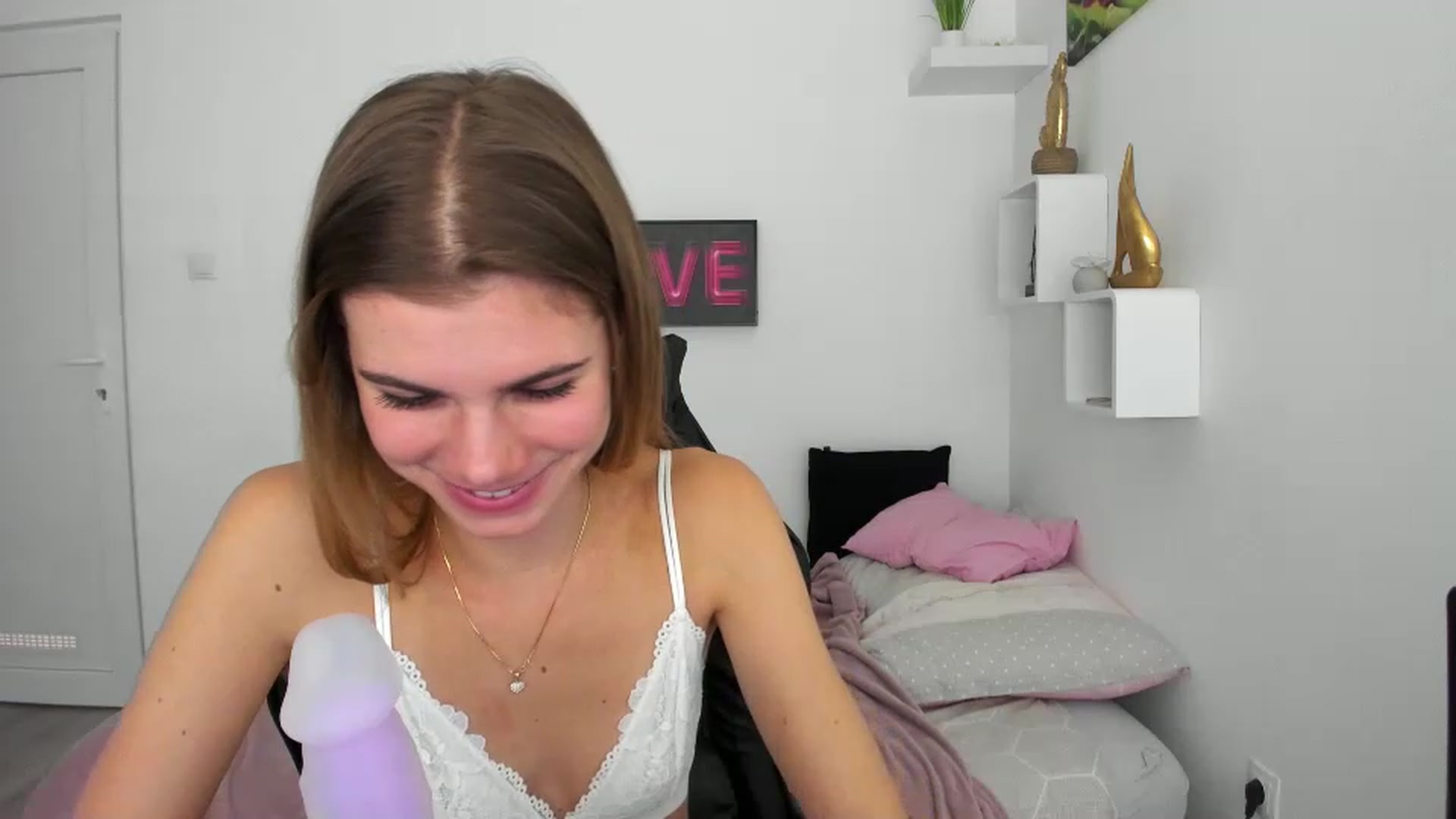 Gallery image thumbnail from RileyReid_18's myfreecams stream on, 12/07/2022, 18:37 image 15 of 20