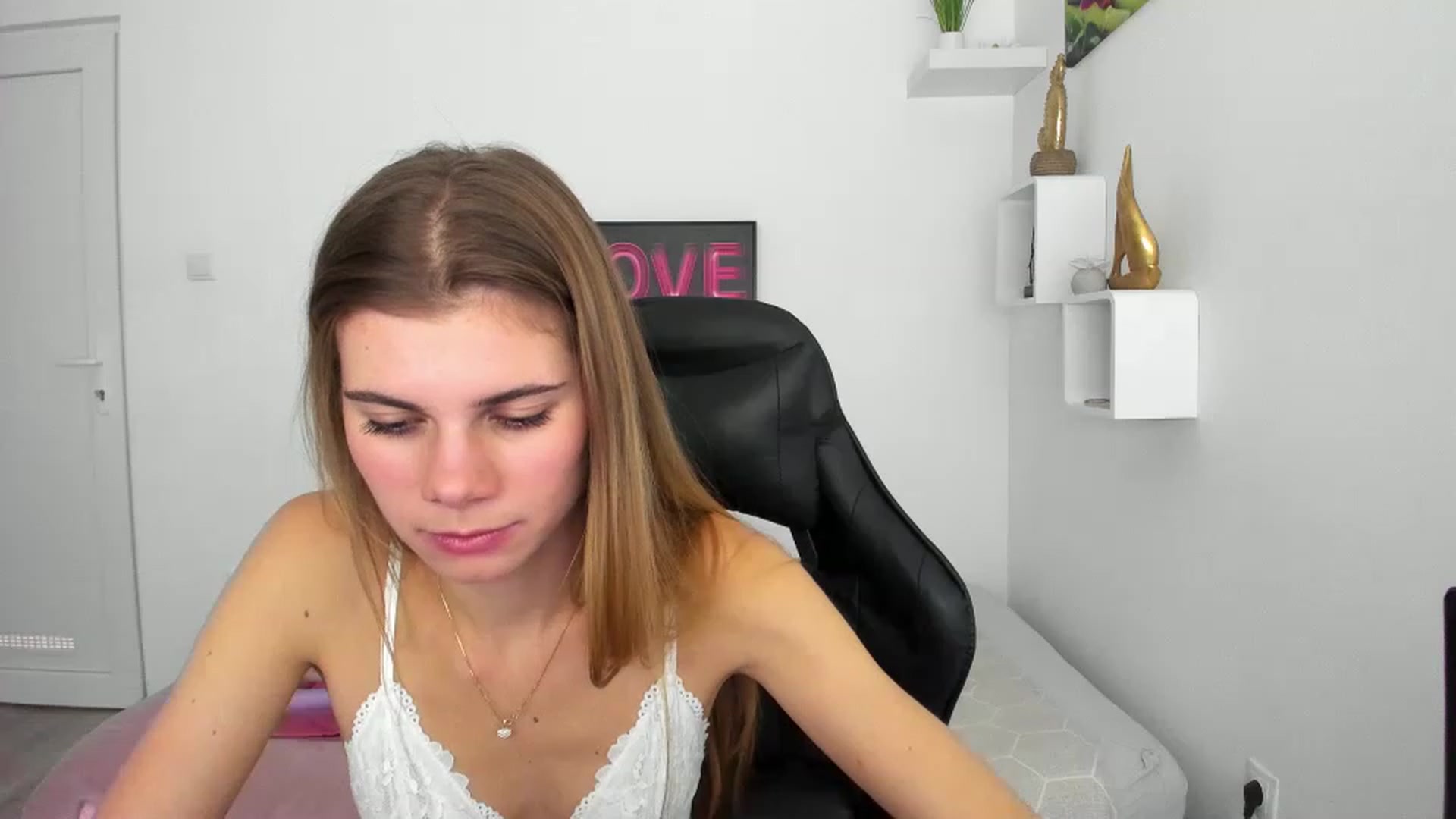 Gallery image thumbnail from RileyReid_18's myfreecams stream on, 12/07/2022, 19:15 image 10 of 20