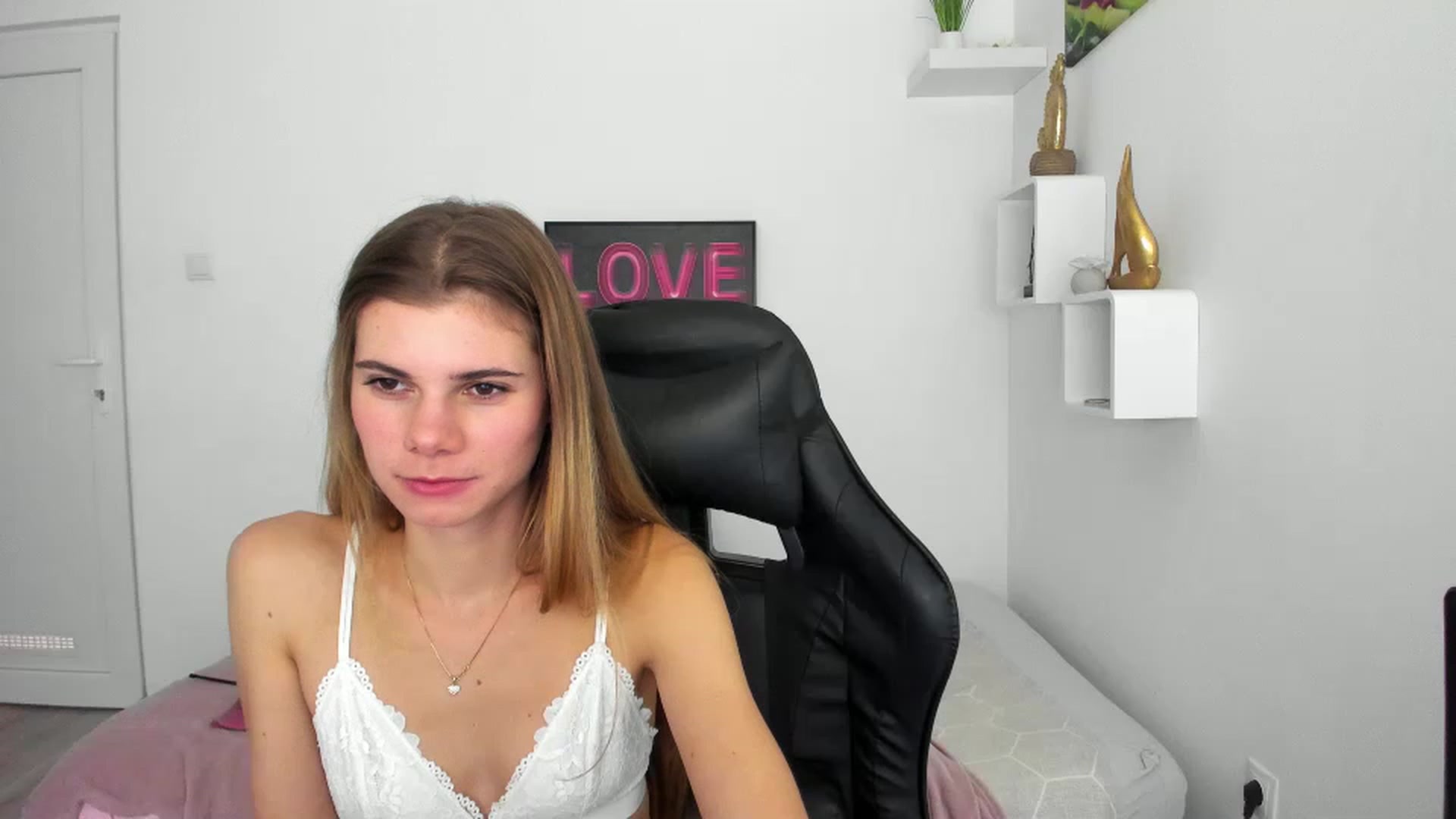 Gallery image thumbnail from RileyReid_18's myfreecams stream on, 12/07/2022, 19:15 image 9 of 20