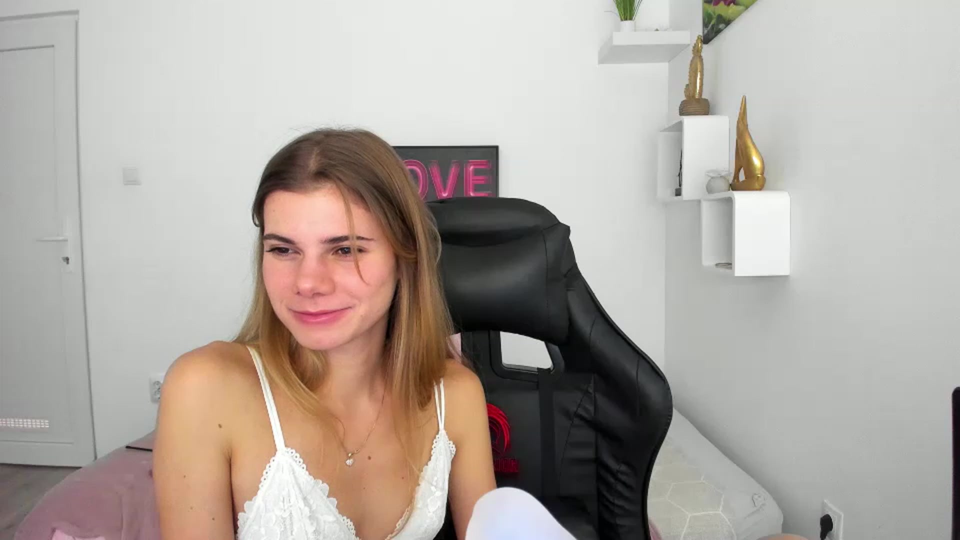 Gallery image thumbnail from RileyReid_18's myfreecams stream on, 12/07/2022, 19:15 image 20 of 20