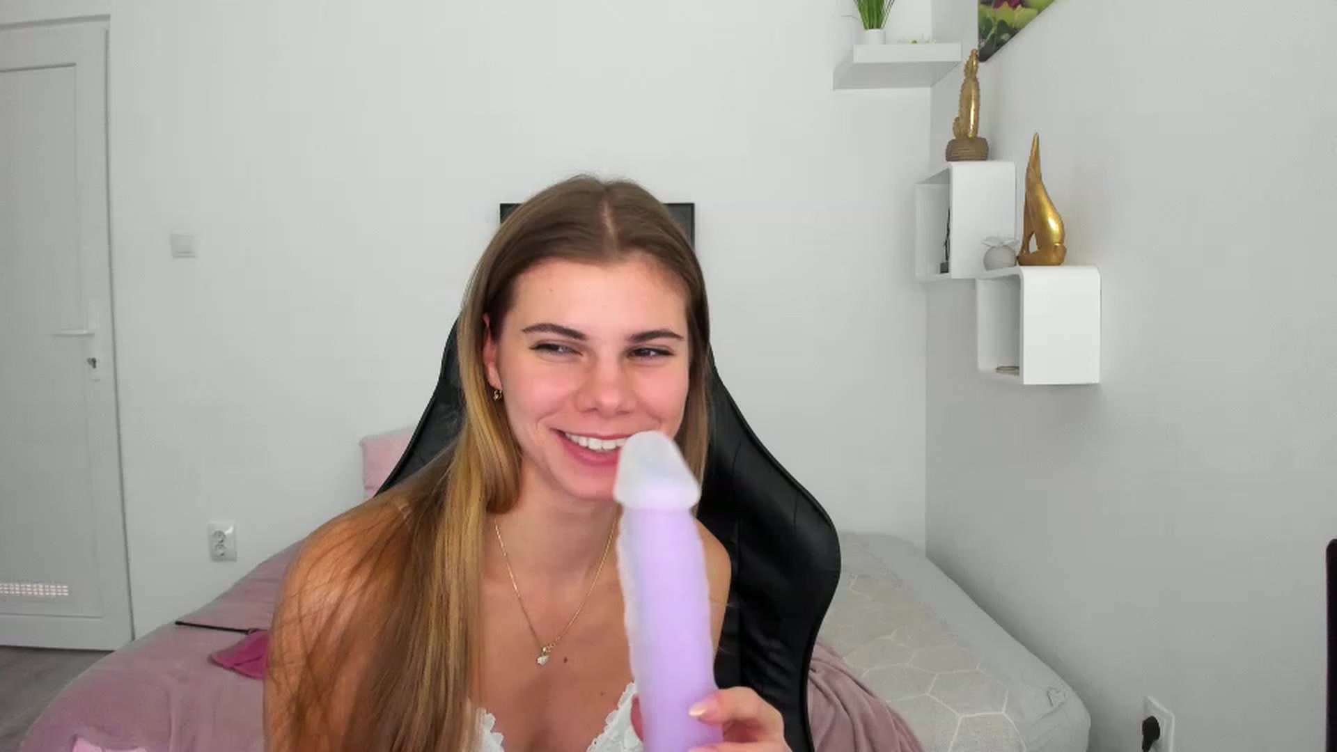 Gallery image thumbnail from RileyReid_18's myfreecams stream on, 12/07/2022, 19:15 image 13 of 20