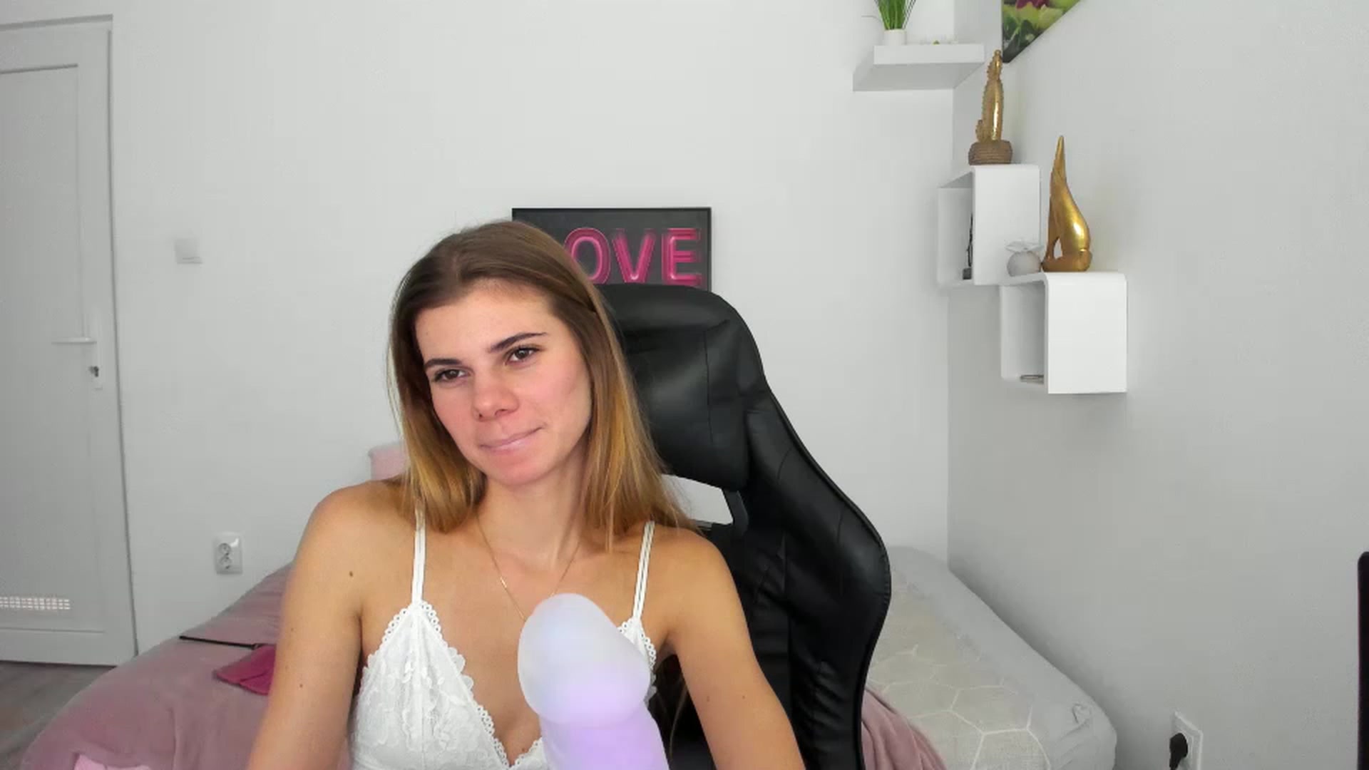 Gallery image thumbnail from RileyReid_18's myfreecams stream on, 12/07/2022, 19:15 image 12 of 20