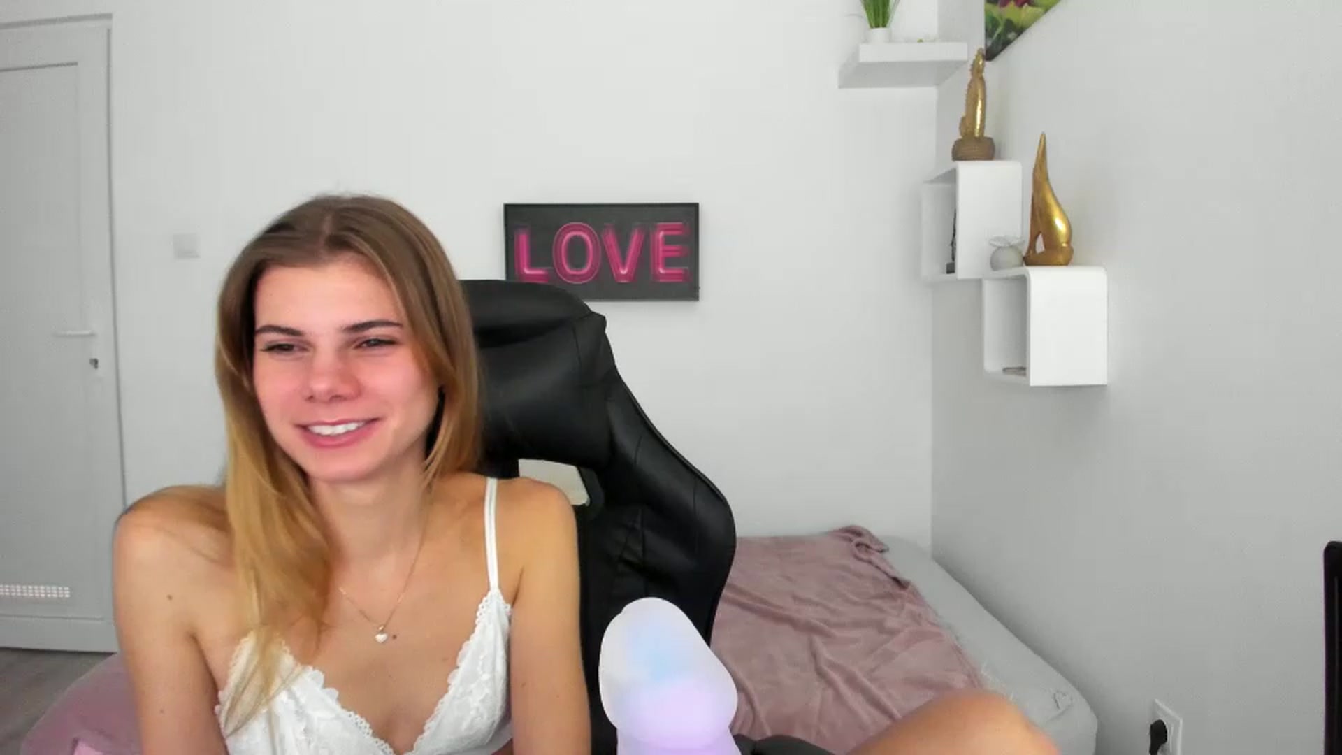 Gallery image thumbnail from RileyReid_18's myfreecams stream on, 12/07/2022, 21:44 image 12 of 20