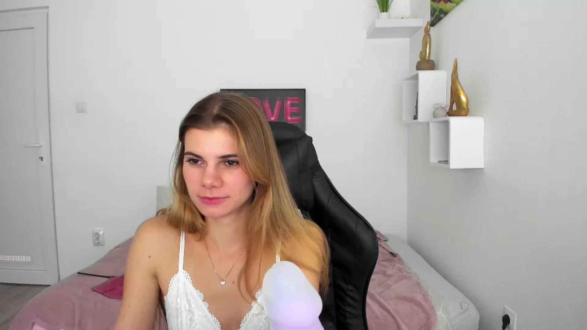 Gallery image thumbnail from RileyReid_18's myfreecams stream on, 12/07/2022, 21:44 image 17 of 20