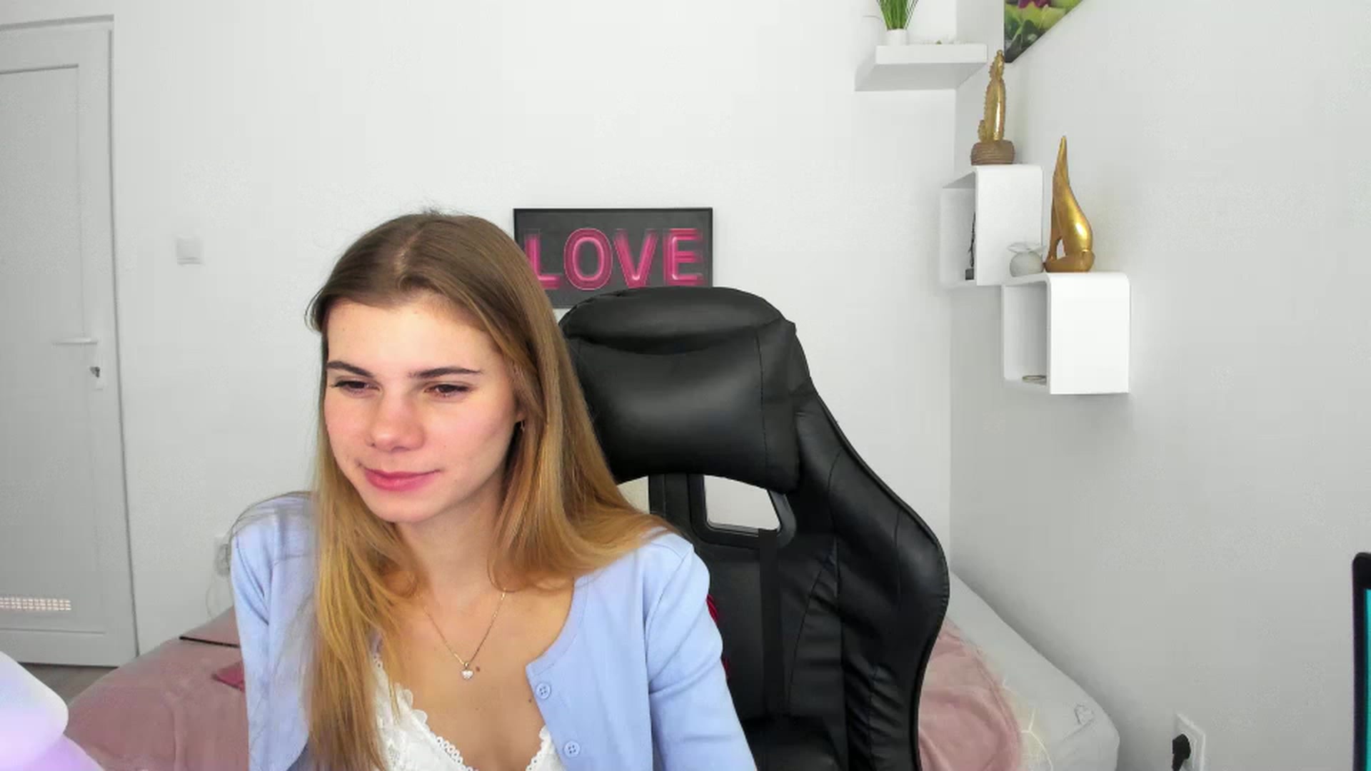 Gallery image thumbnail from RileyReid_18's myfreecams stream on, 12/07/2022, 21:44 image 1 of 20