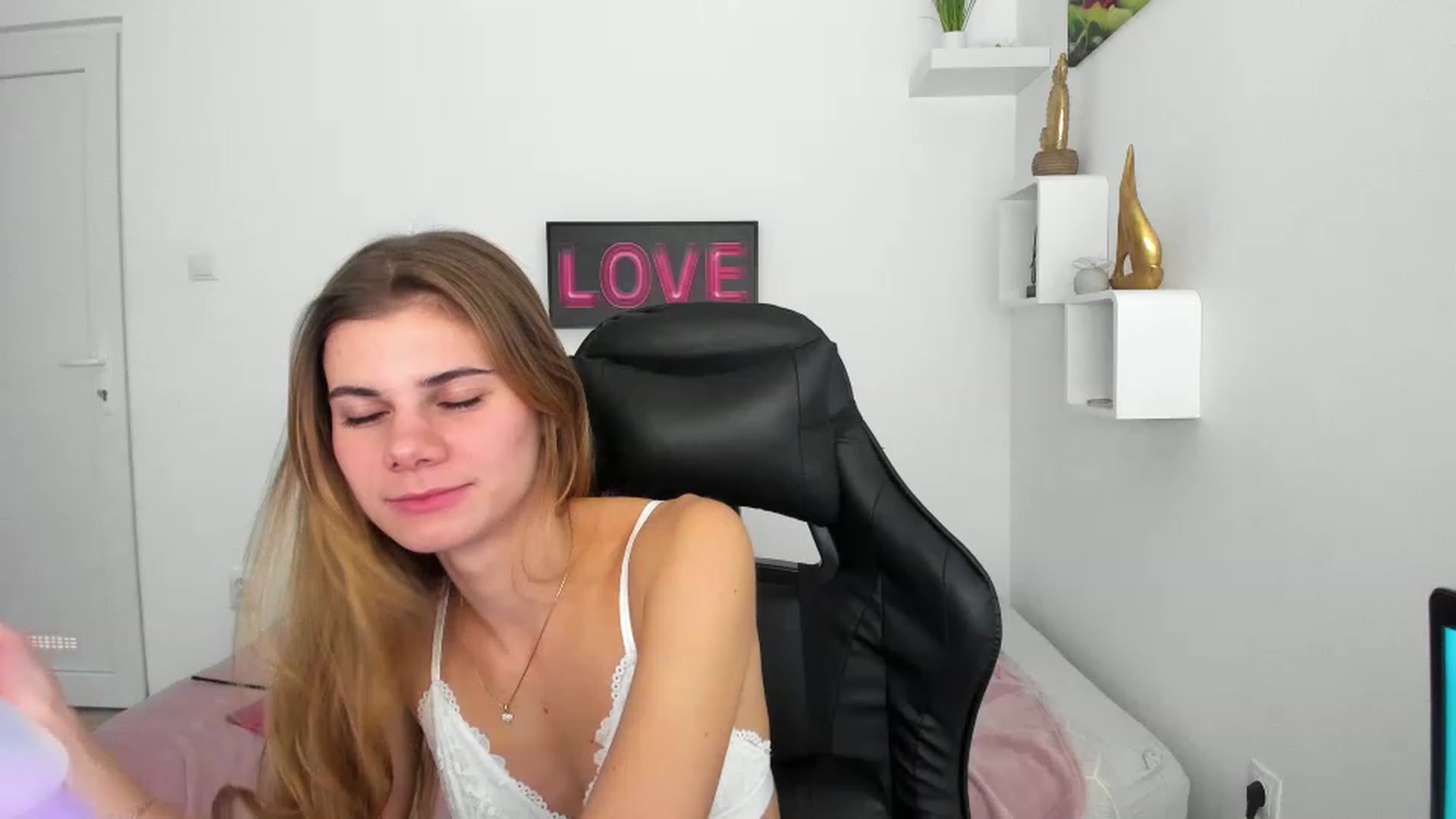 Gallery image thumbnail from RileyReid_18's myfreecams stream on, 12/07/2022, 21:44 image 7 of 20