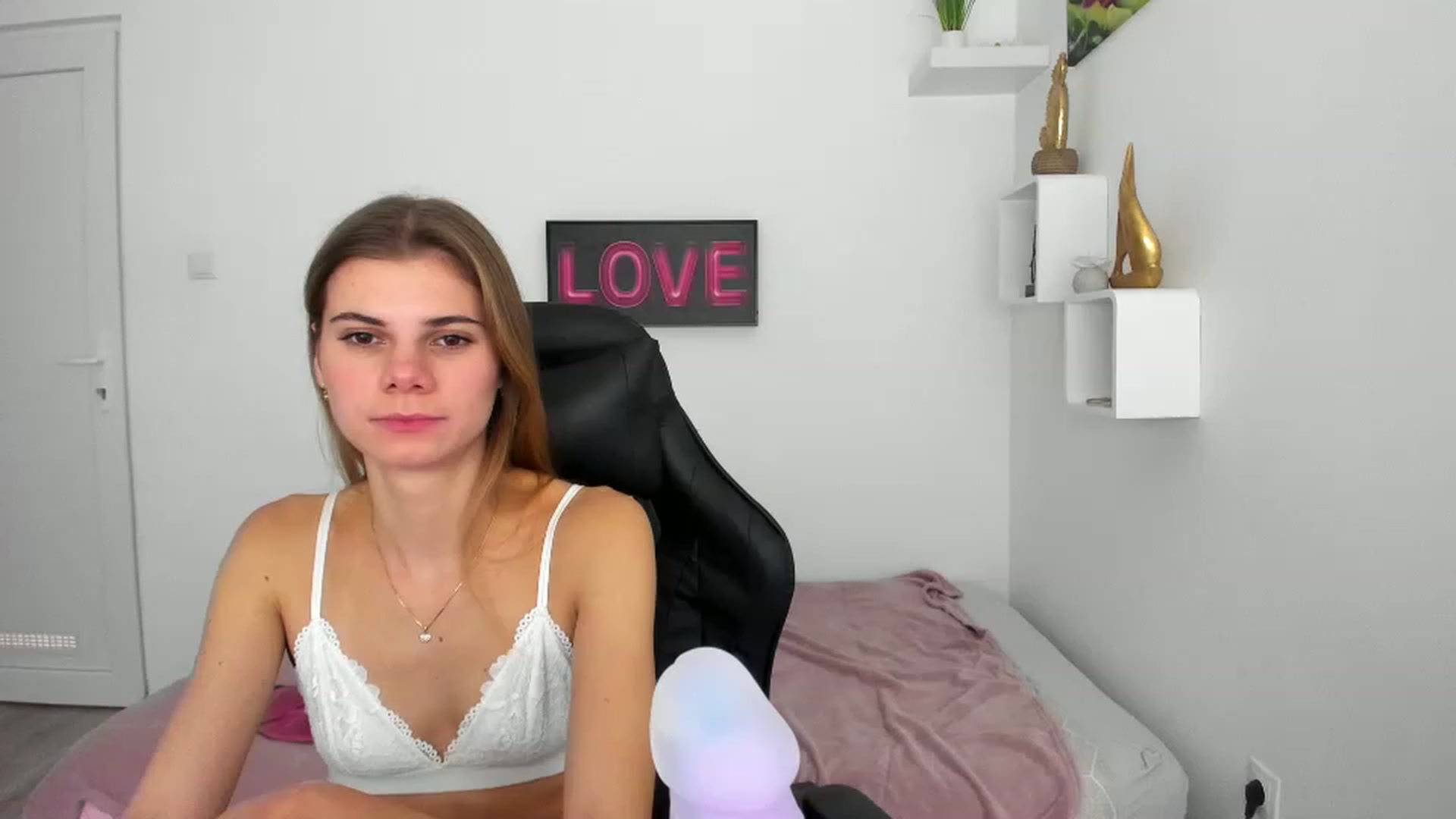 Gallery image thumbnail from RileyReid_18's myfreecams stream on, 12/07/2022, 21:44 image 15 of 20