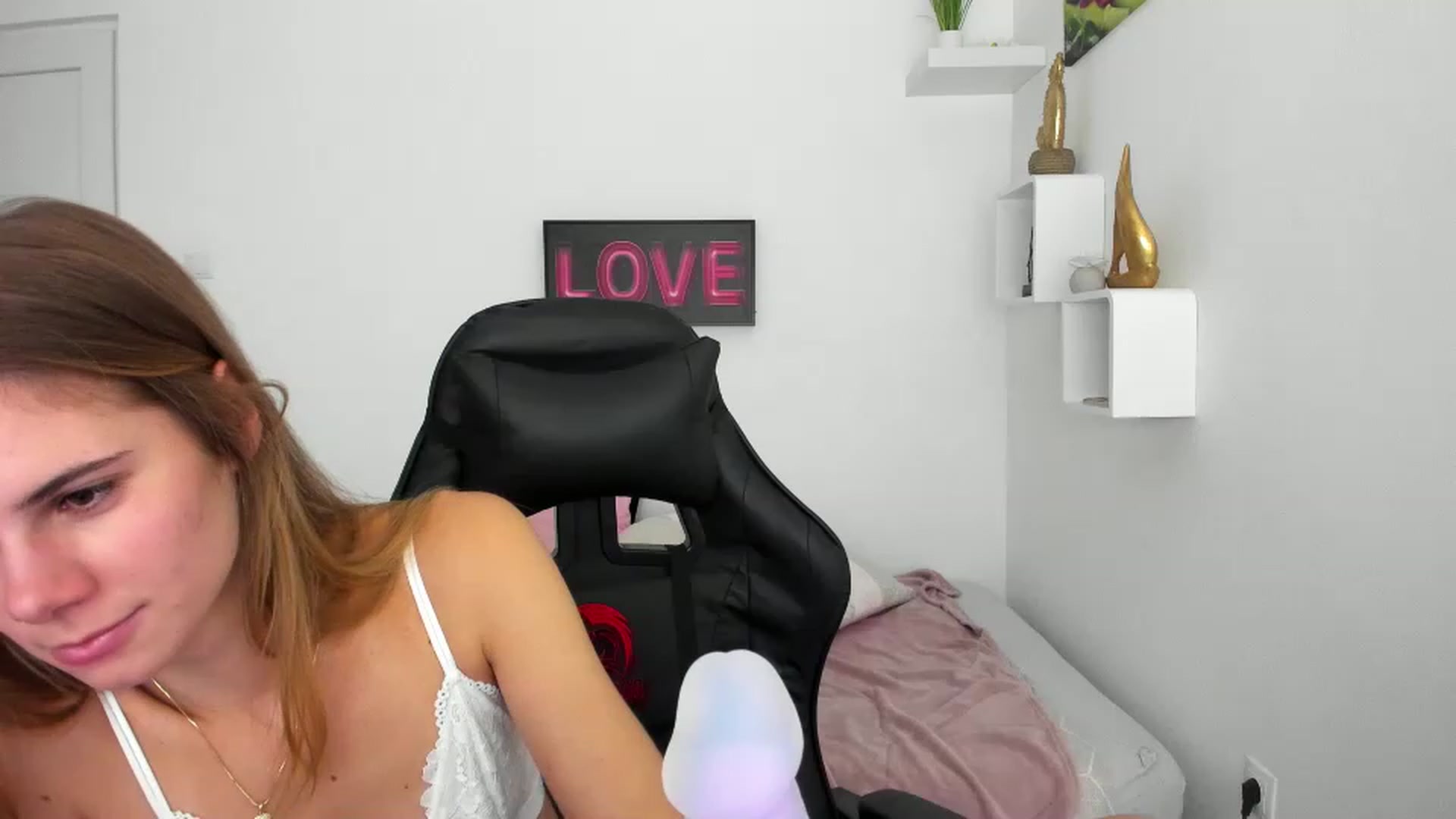 Gallery image thumbnail from RileyReid_18's myfreecams stream on, 12/07/2022, 22:01 image 17 of 20