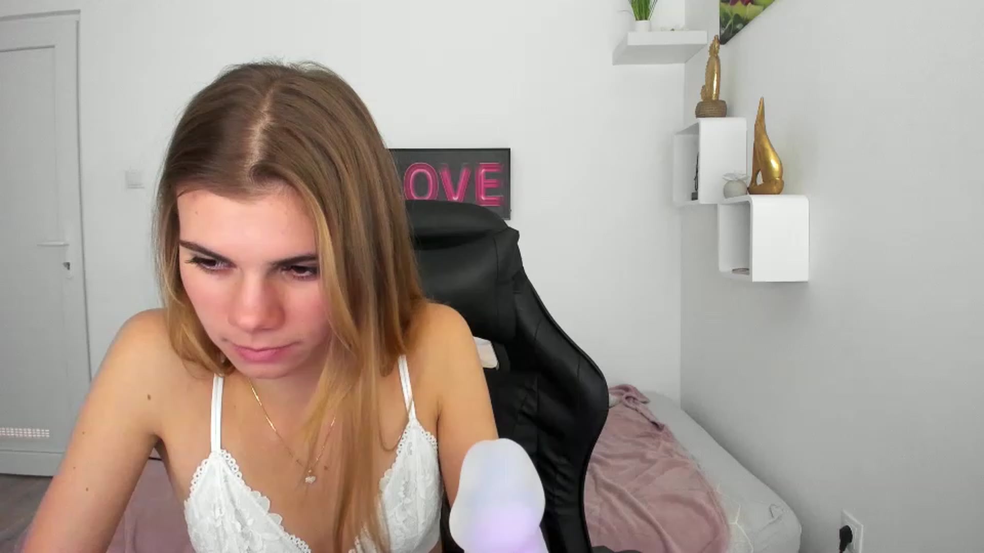Gallery image thumbnail from RileyReid_18's myfreecams stream on, 12/07/2022, 22:01 image 10 of 20