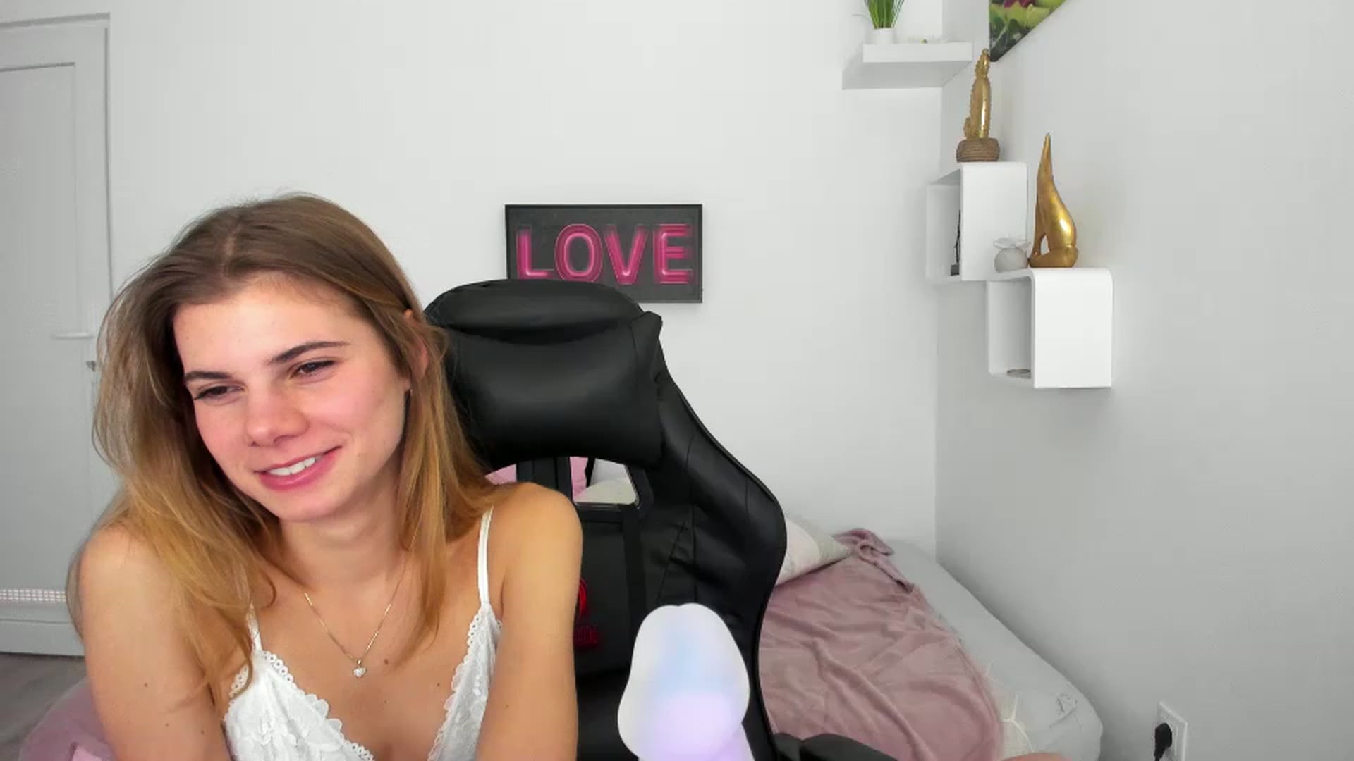 Gallery image thumbnail from RileyReid_18's myfreecams stream on, 12/07/2022, 22:01 image 16 of 20