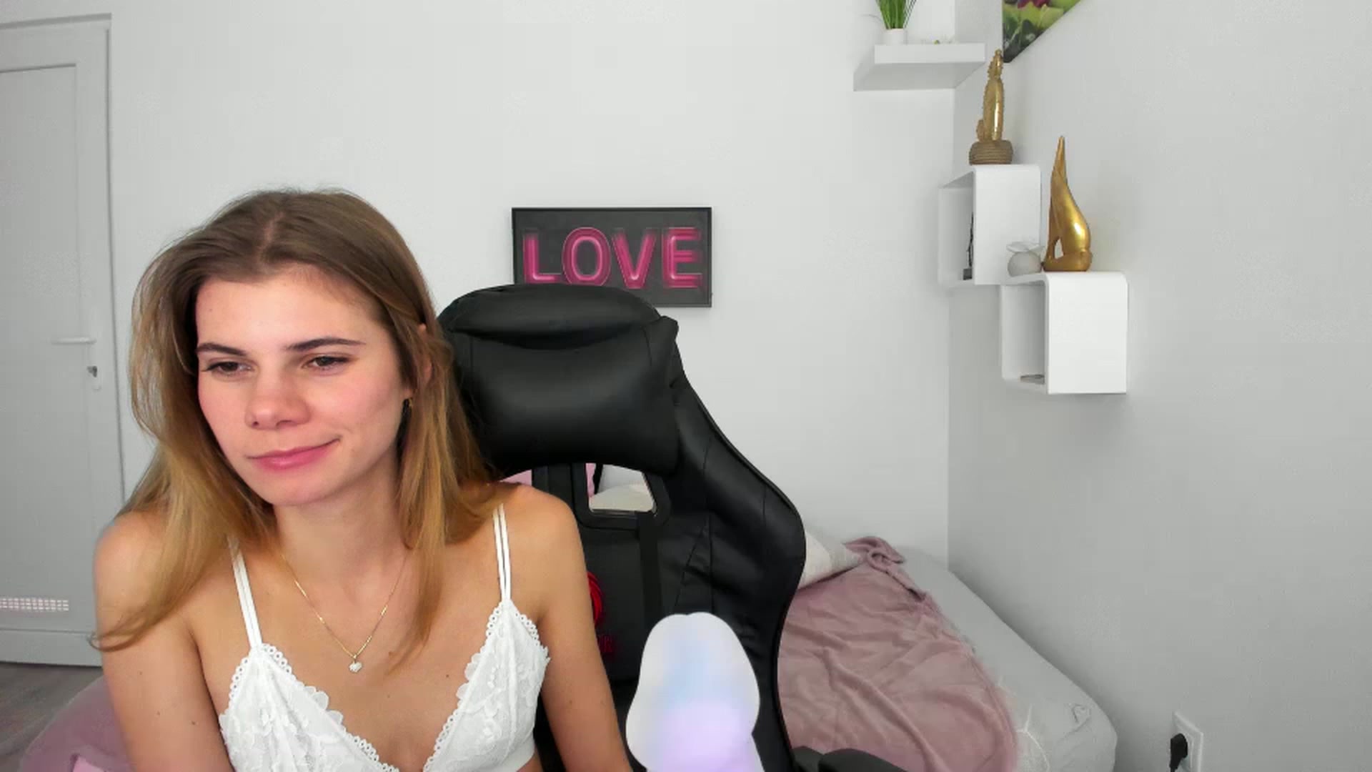 Gallery image thumbnail from RileyReid_18's myfreecams stream on, 12/07/2022, 22:01 image 15 of 20