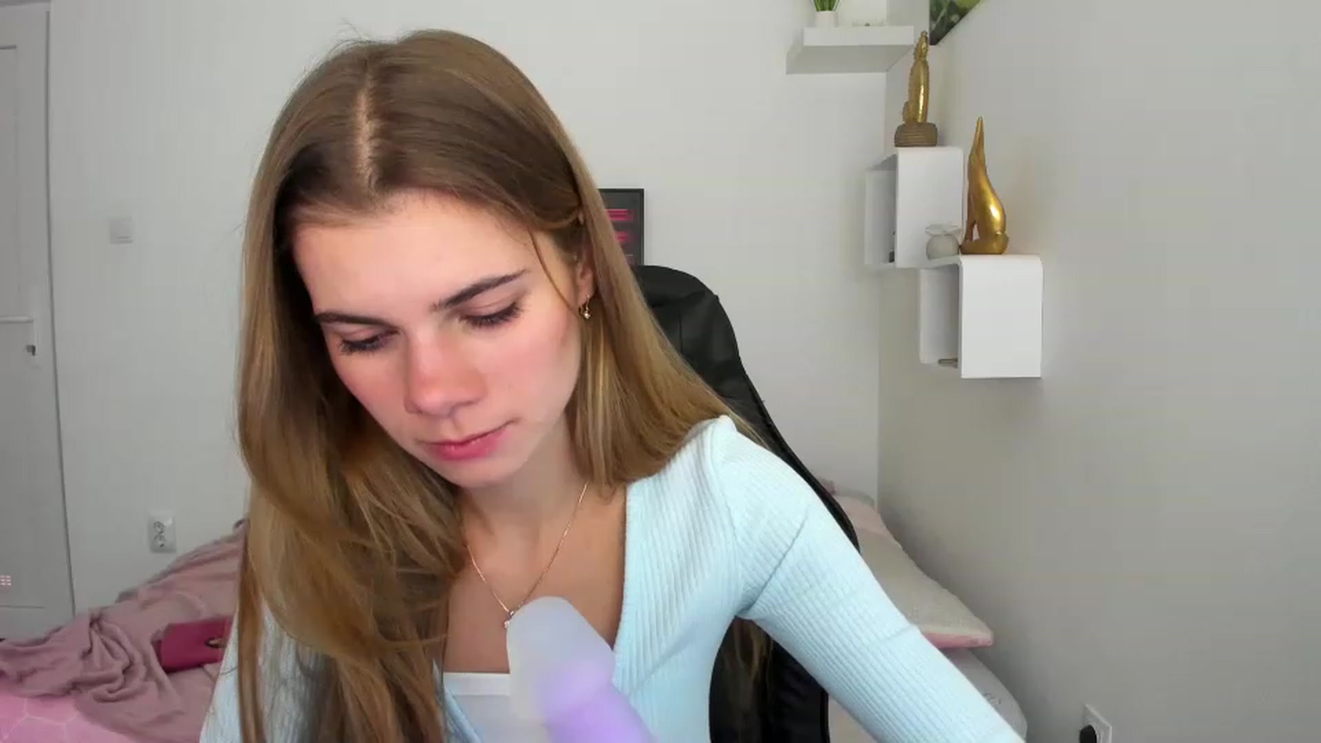 Gallery image thumbnail from RileyReid_18's myfreecams stream on, 12/08/2022, 18:28 image 7 of 20