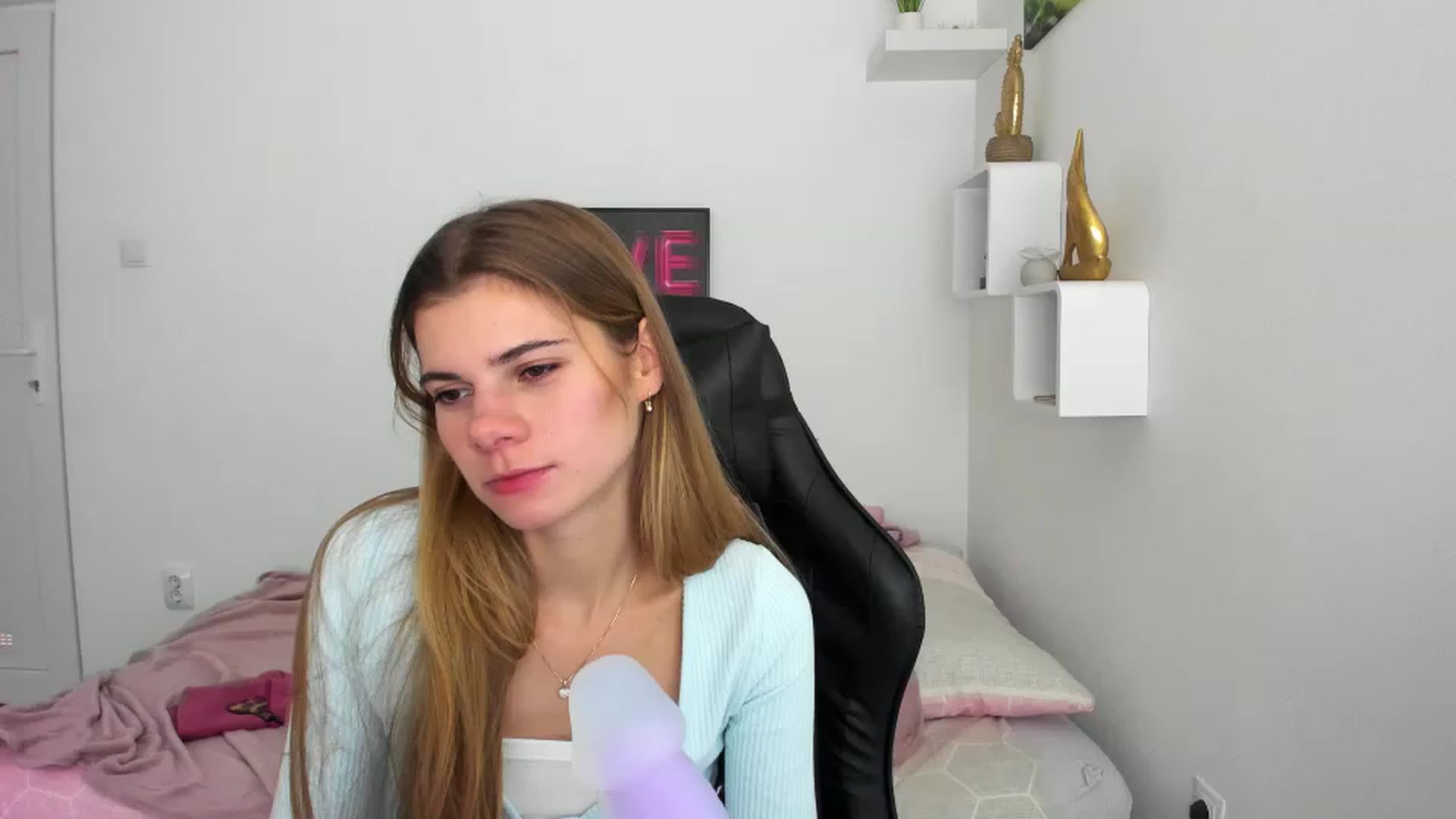 Gallery image thumbnail from RileyReid_18's myfreecams stream on, 12/08/2022, 18:28 image 8 of 20