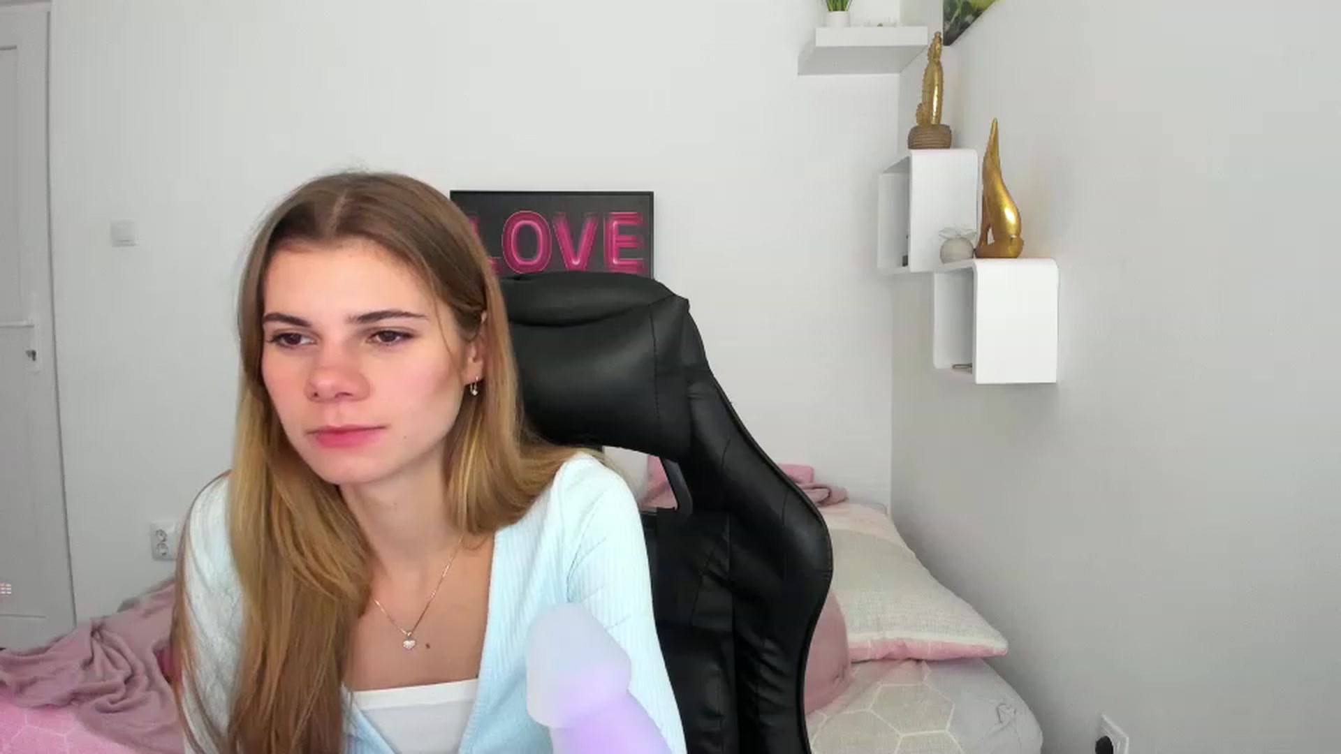 Gallery image thumbnail from RileyReid_18's myfreecams stream on, 12/08/2022, 18:28 image 9 of 20