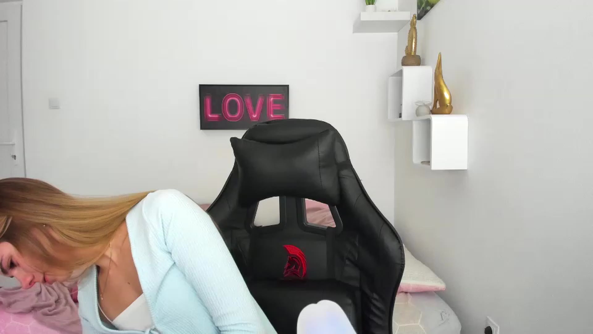 Gallery image thumbnail from RileyReid_18's myfreecams stream on, 12/08/2022, 18:28 image 1 of 20
