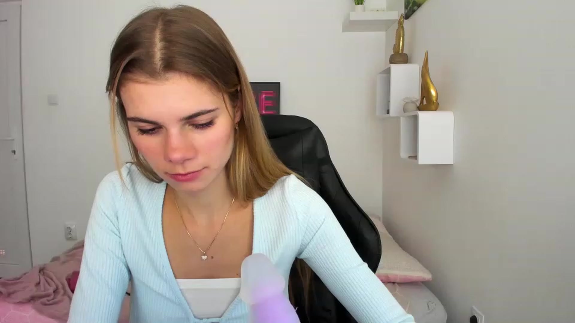 Gallery image thumbnail from RileyReid_18's myfreecams stream on, 12/08/2022, 18:28 image 6 of 20