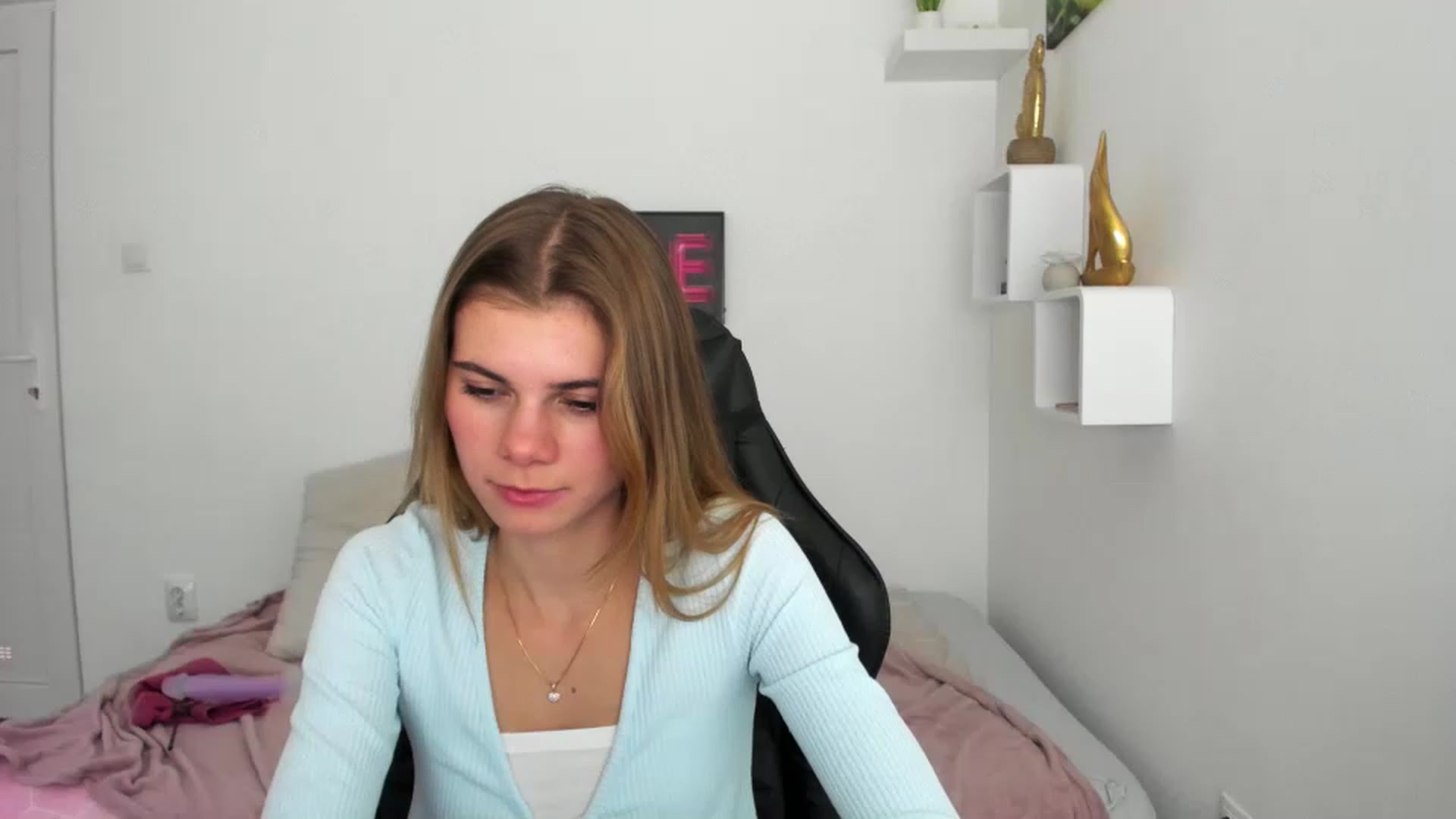 Gallery image thumbnail from RileyReid_18's myfreecams stream on, 12/08/2022, 19:38 image 1 of 20