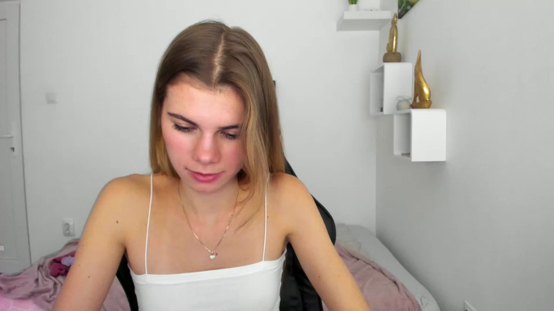 Gallery image thumbnail from RileyReid_18's myfreecams stream on, 12/08/2022, 19:38 image 19 of 20