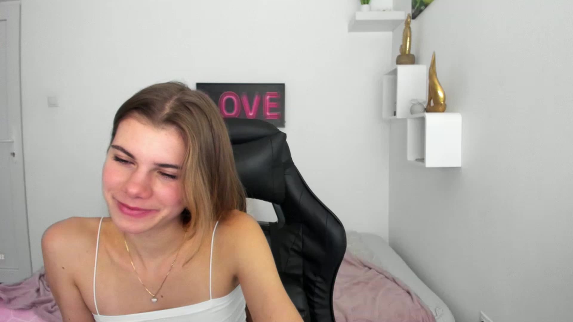 Gallery image thumbnail from RileyReid_18's myfreecams stream on, 12/08/2022, 19:38 image 18 of 20