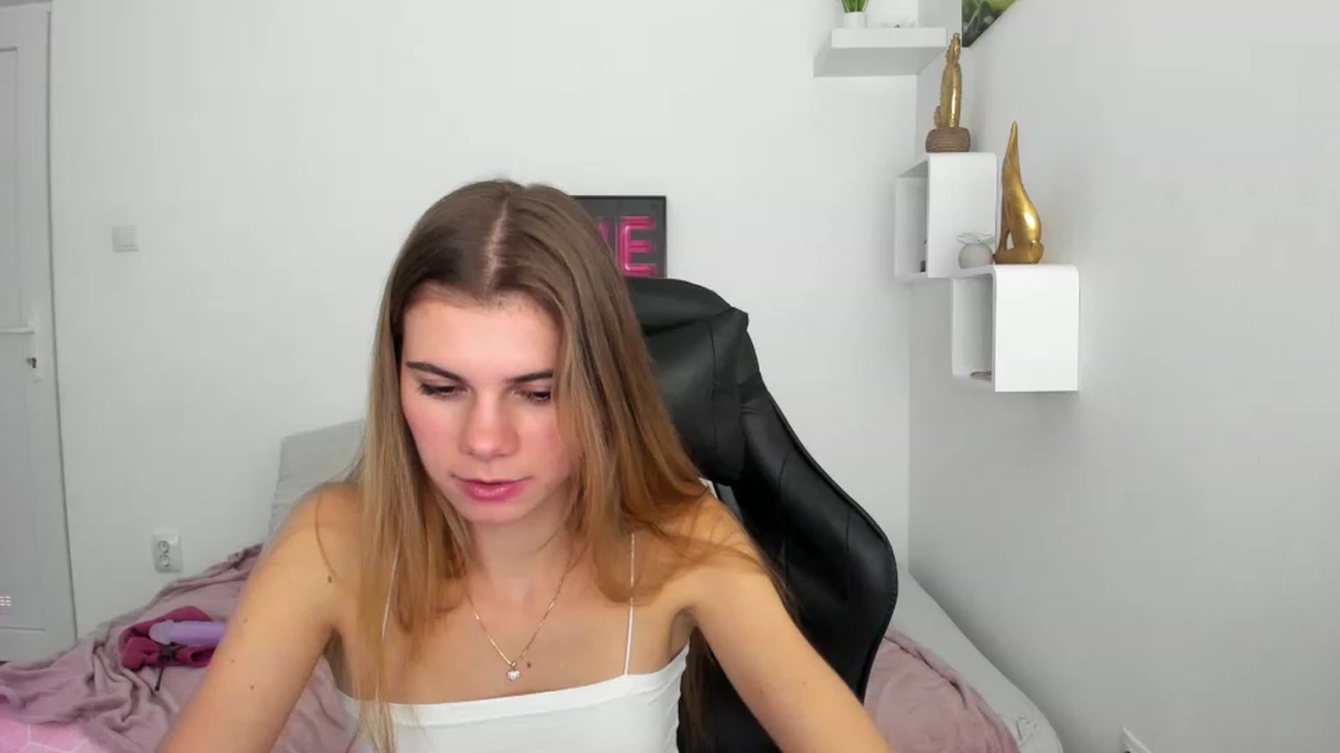 Gallery image thumbnail from RileyReid_18's myfreecams stream on, 12/08/2022, 19:38 image 17 of 20