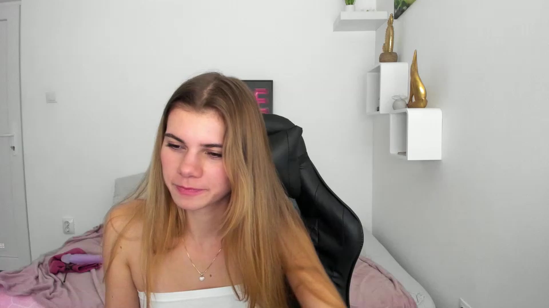 Gallery image thumbnail from RileyReid_18's myfreecams stream on, 12/08/2022, 19:38 image 16 of 20