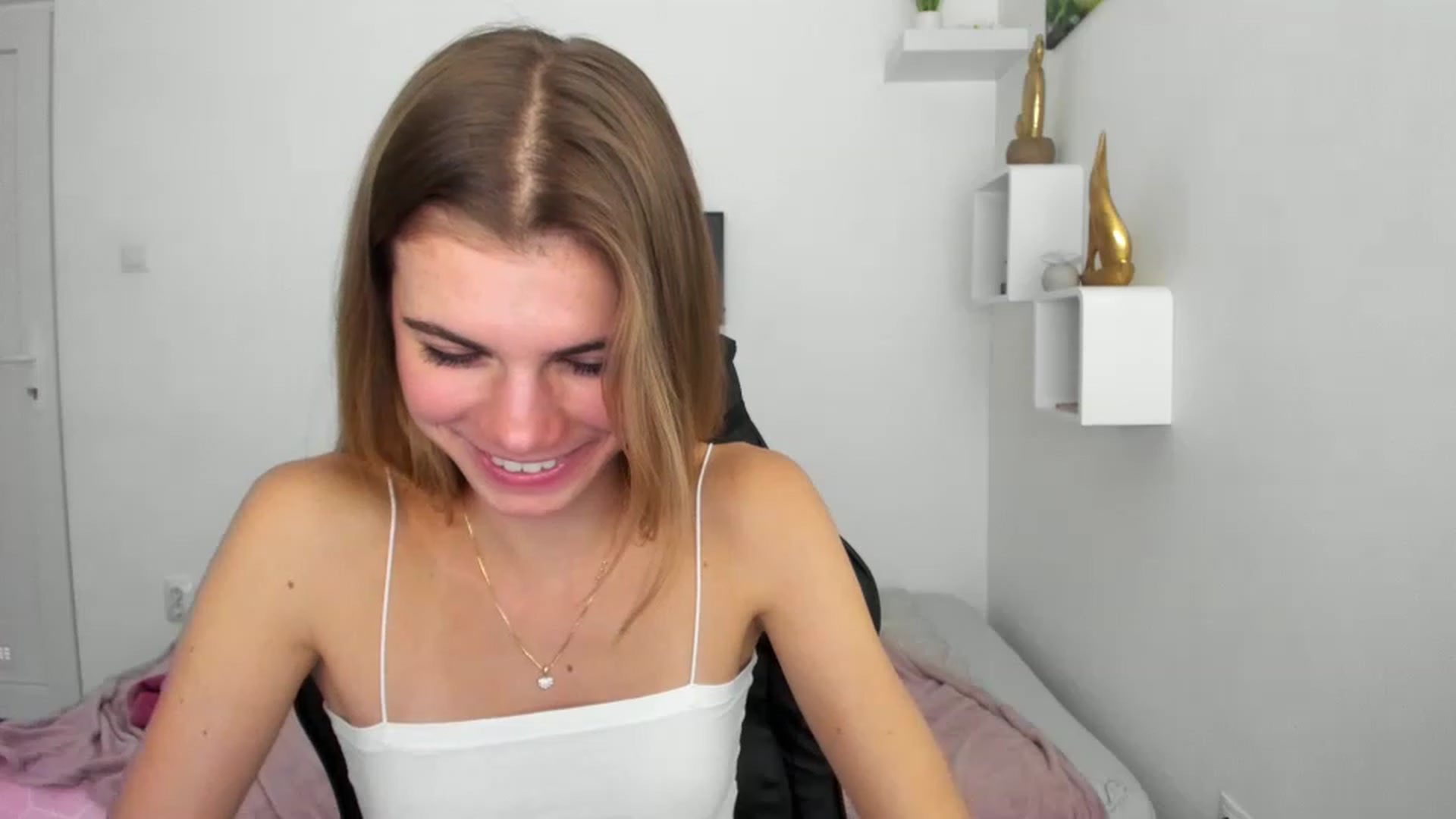 Gallery image thumbnail from RileyReid_18's myfreecams stream on, 12/08/2022, 19:38 image 20 of 20