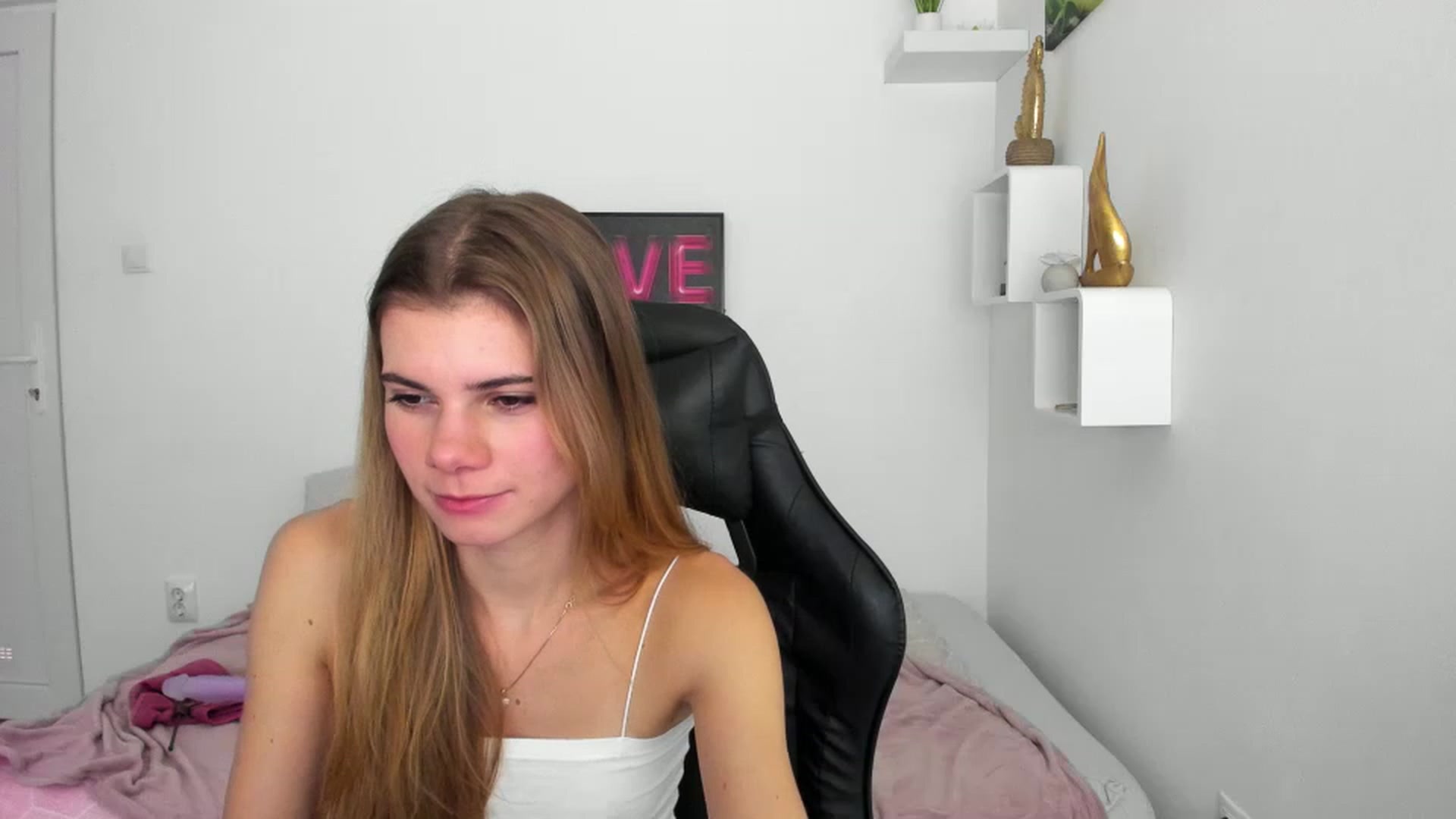 Gallery image thumbnail from RileyReid_18's myfreecams stream on, 12/08/2022, 19:38 image 10 of 20