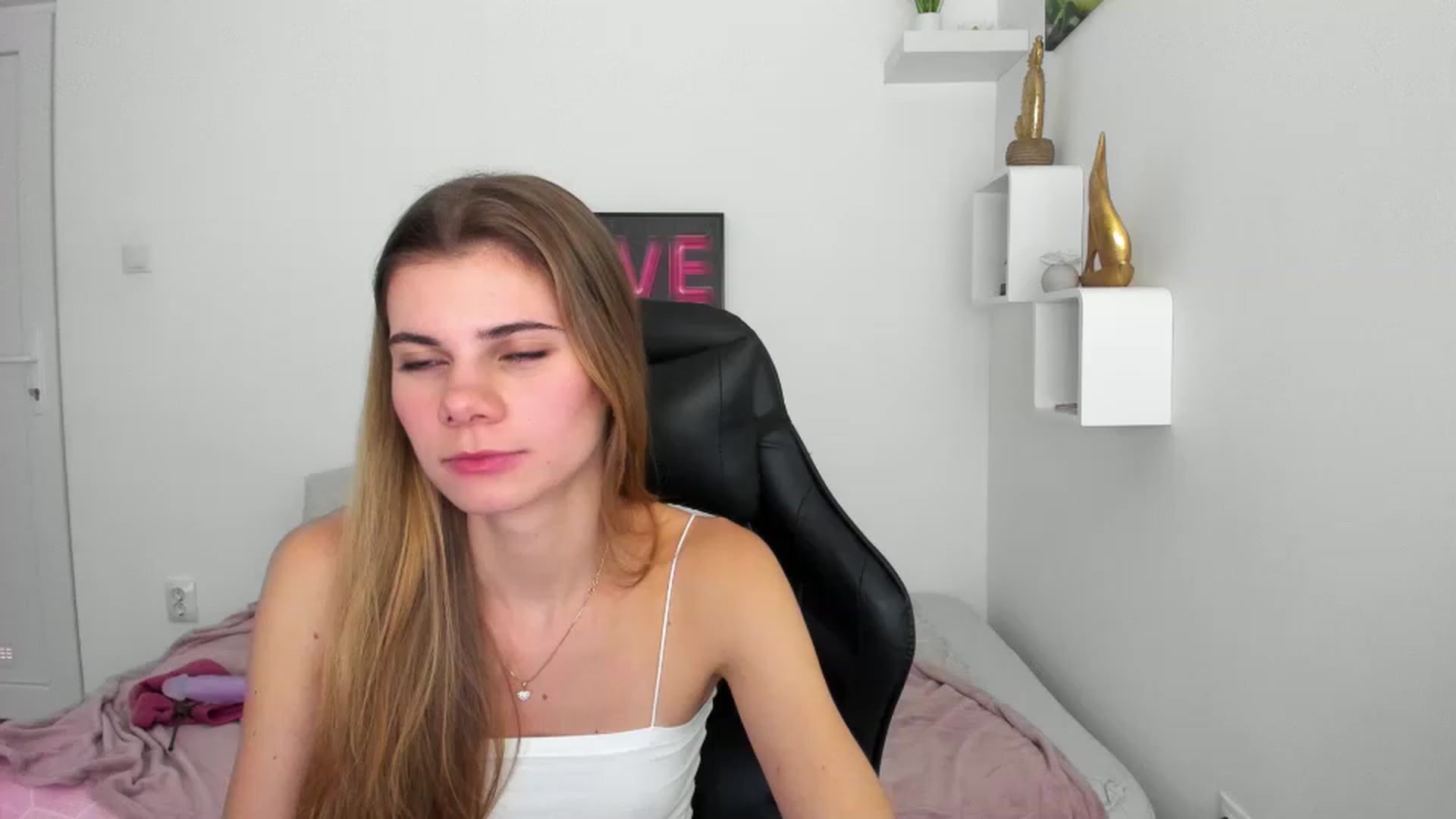 Gallery image thumbnail from RileyReid_18's myfreecams stream on, 12/08/2022, 19:38 image 9 of 20