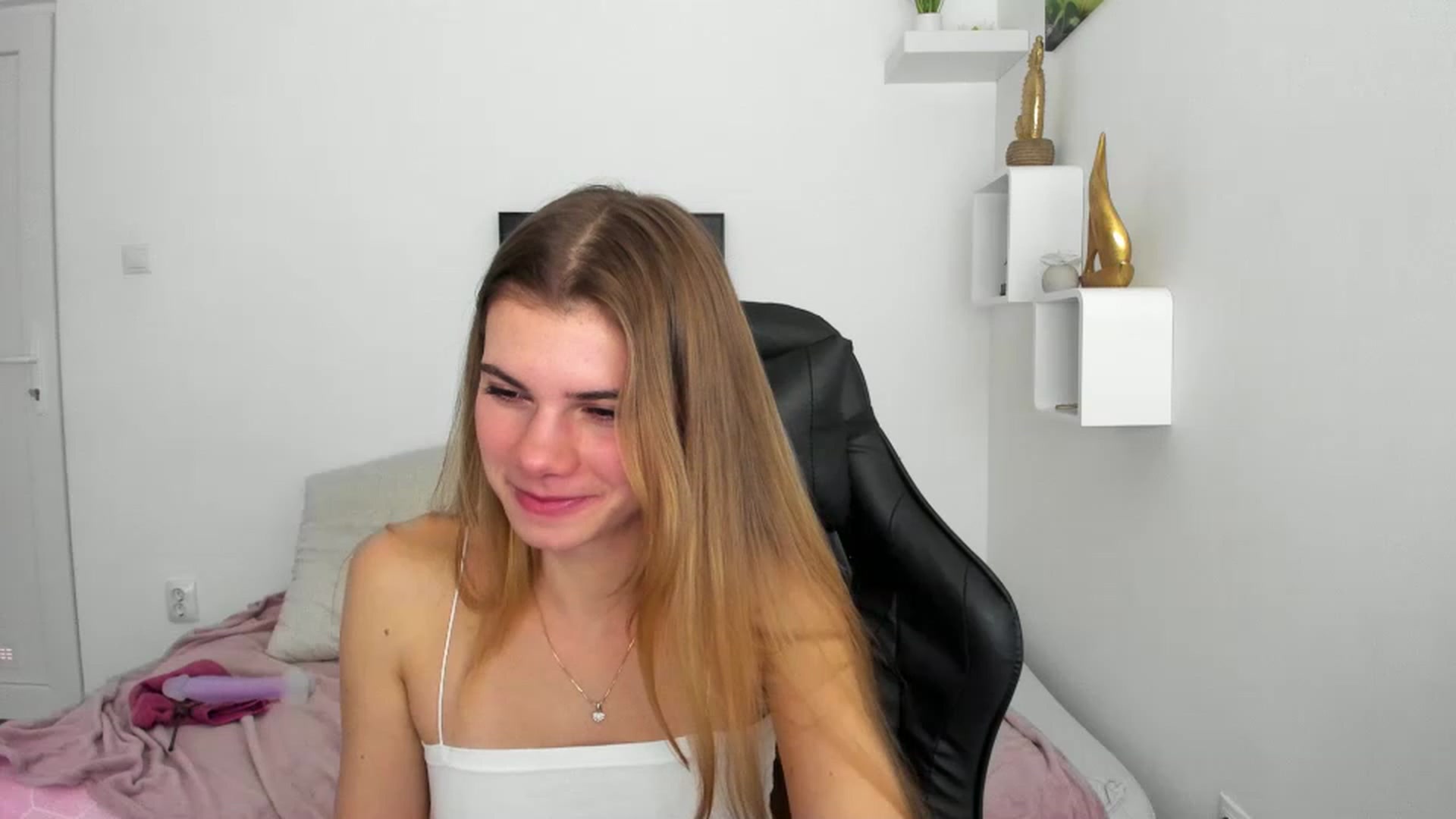 Gallery image thumbnail from RileyReid_18's myfreecams stream on, 12/08/2022, 19:38 image 14 of 20