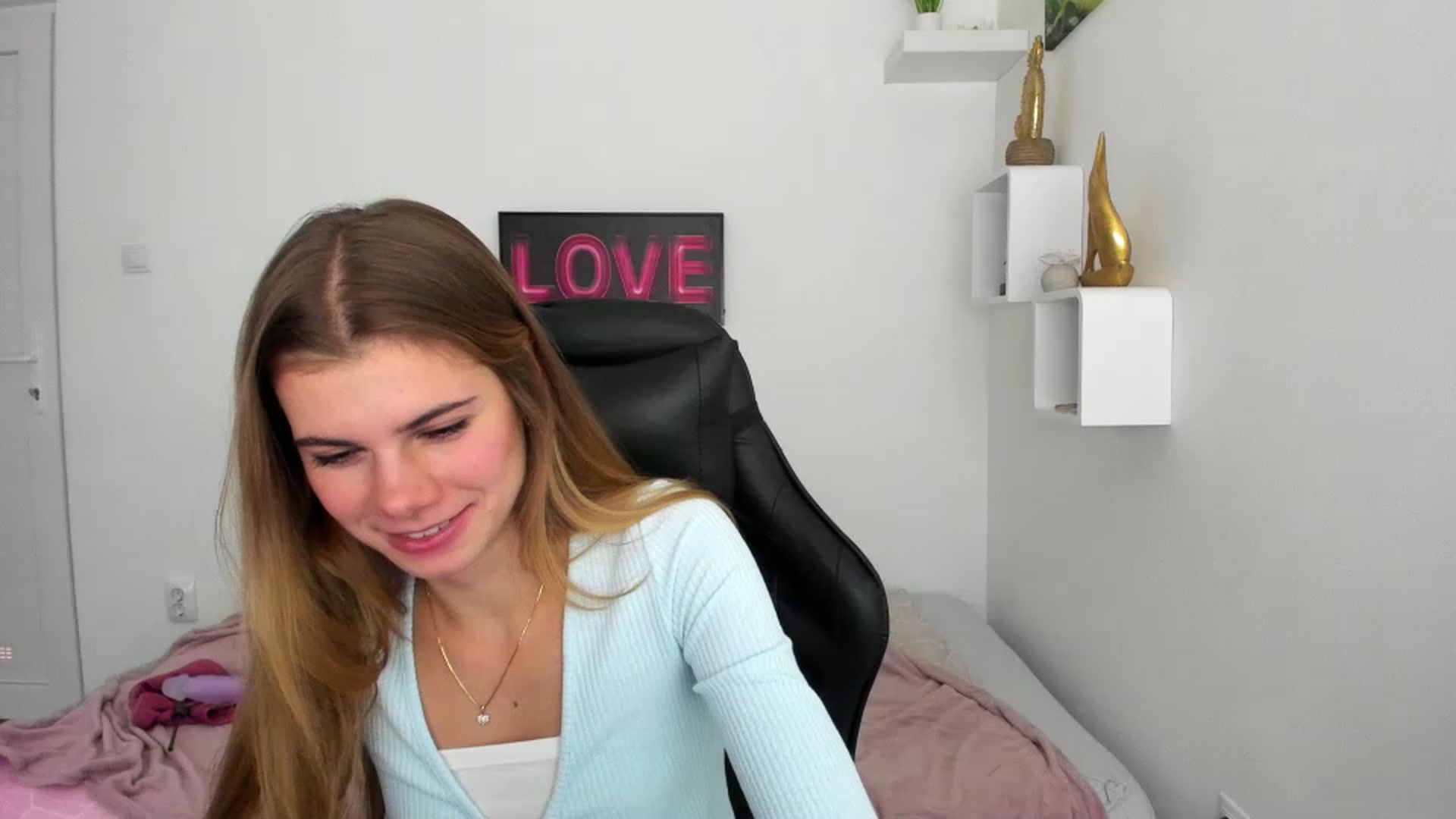 Gallery image thumbnail from RileyReid_18's myfreecams stream on, 12/08/2022, 19:38 image 2 of 20