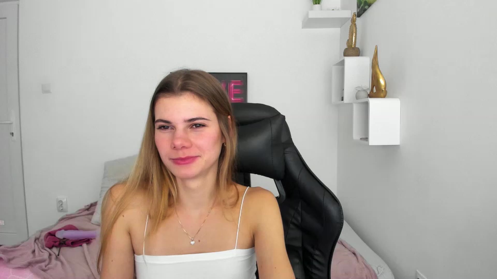 Gallery image thumbnail from RileyReid_18's myfreecams stream on, 12/08/2022, 19:38 image 15 of 20