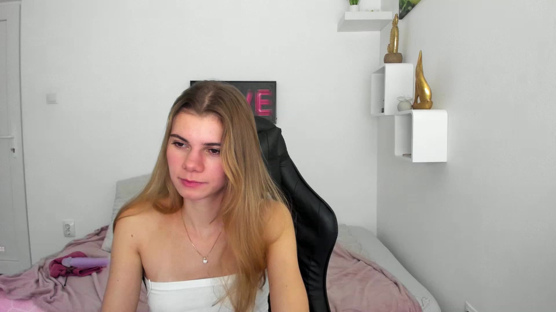Gallery image thumbnail from RileyReid_18's myfreecams stream on, 12/08/2022, 20:13 image 2 of 20