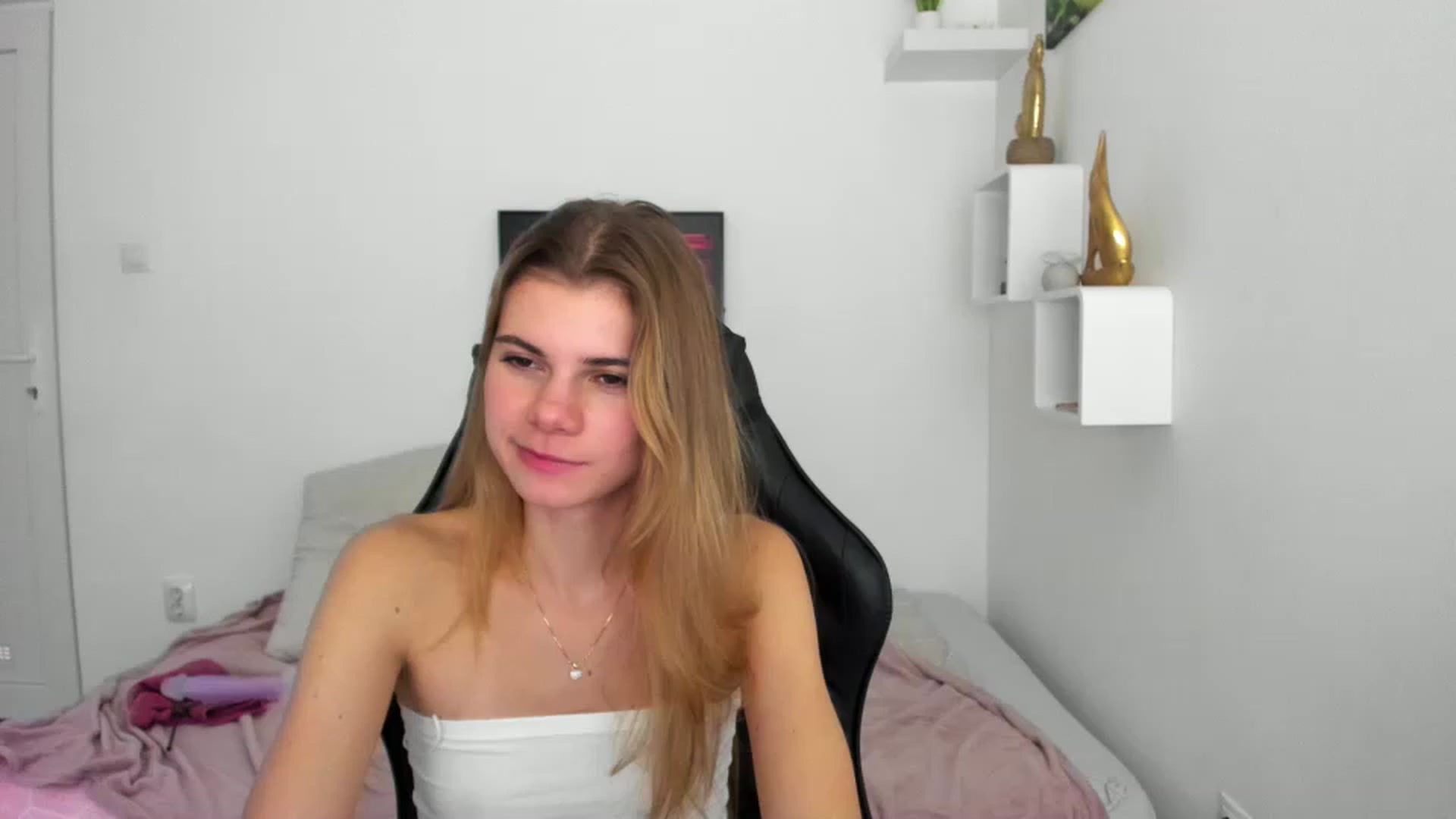 Gallery image thumbnail from RileyReid_18's myfreecams stream on, 12/08/2022, 20:13 image 1 of 20